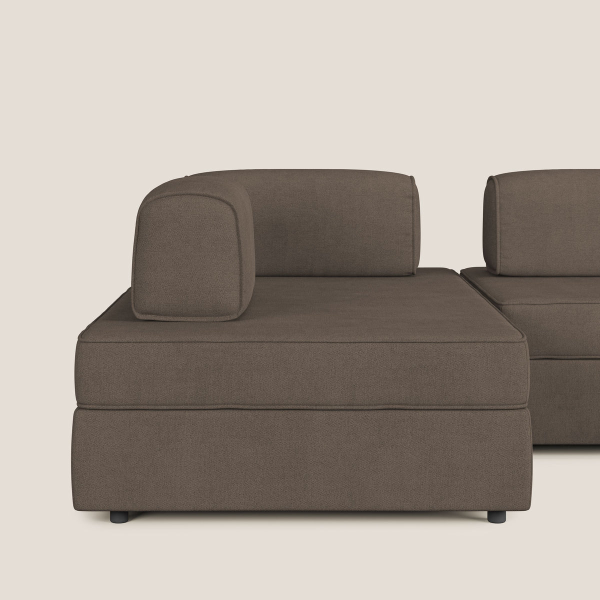 Liberty divano panoramico con pouf estraibile e schienali movibili in tessuto morbido impermeabile T02 marrone - divitt.sbs