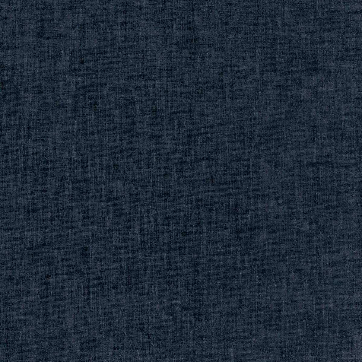 Un primo piano del tessuto blu navy scuro, a trama fitta, utilizzato per la Personalizzazione nel modello T24 OVIEDO, che mostra sottili variazioni nello spessore e nel colore del filo, per una finitura opaca e sofisticata.
