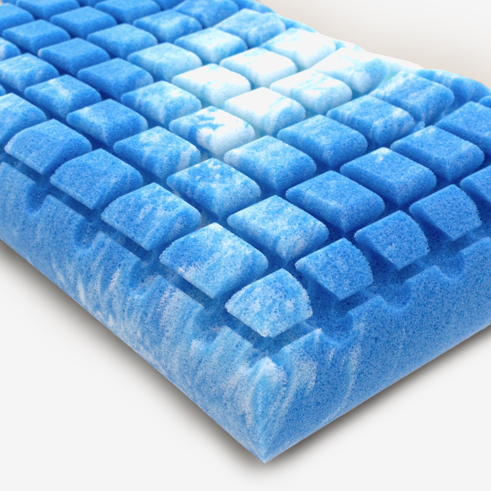 Primo piano dell’AERION-BREEZE – Guanciale in Memory Gel Rinfrescante e Termoregolatore di divitt.sbs, caratterizzato da un cuscino in schiuma blu con una griglia di sezioni quadrate in rilievo, impreziosite da venature bianche. La superficie presenta una texture morbida e ondulata, mentre l’illuminazione mette in risalto il motivo tridimensionale, trasmettendo profondità e un invitante senso di comfort.
