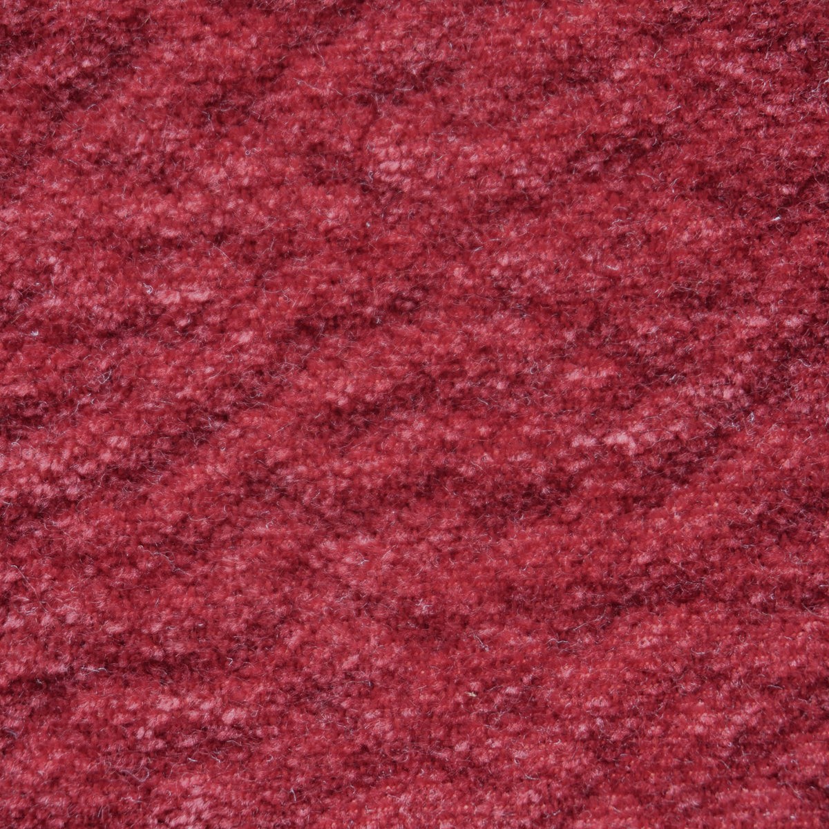 Un primo piano del tessuto rosso intenso, soffice e dalla trama ricca della Personalizzazione in T27 BREZZA, che mostra un intreccio morbido e fitto con sottili variazioni di tonalità e direzione.