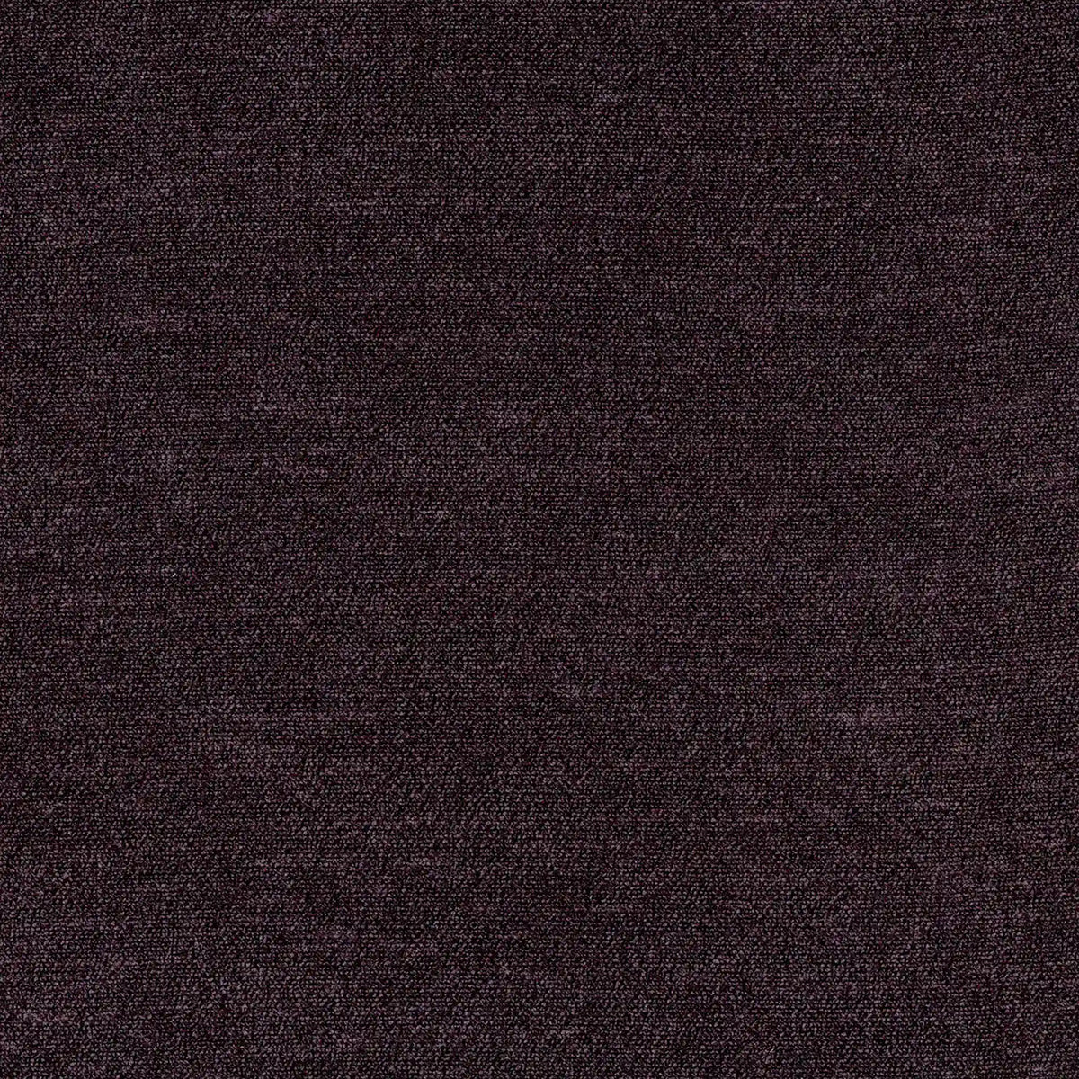 Un primo piano del tessuto T40 BRAGA color melanzana scuro, un tessuto elegante dal tocco morbido e antimacchia con effetto vellutato, che presenta una trama fine e strutturata con un aspetto morbido simile alla pelle scamosciata e sottili variazioni di tonalità.