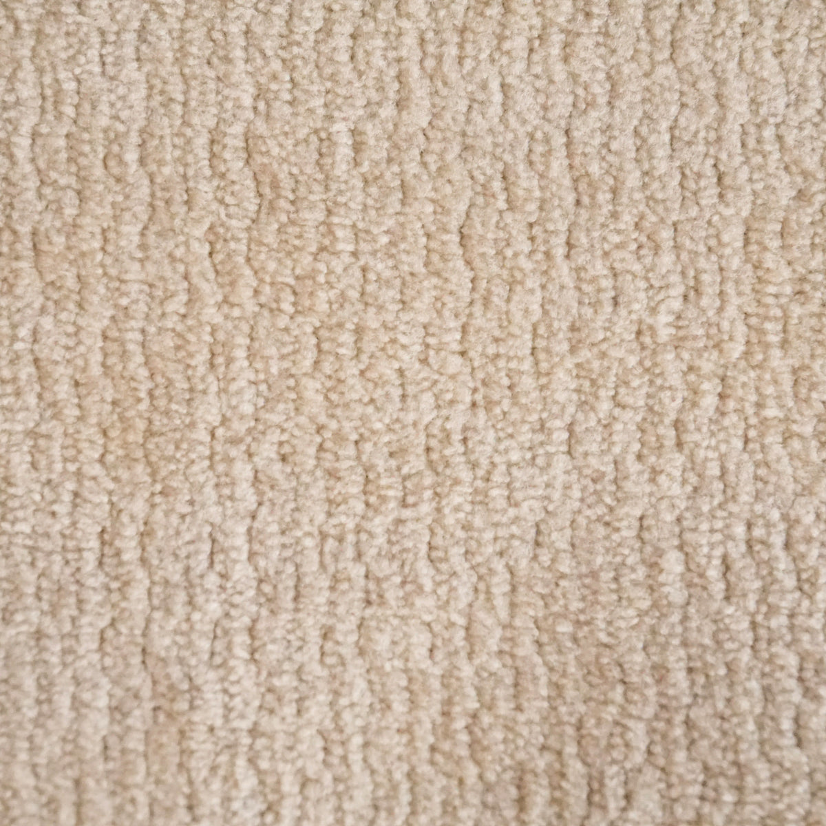Un primo piano del tessuto beige a trama rigata e ad anelli della collezione Personalizzazione in T32 KENDAL, caratterizzato da file verticali e ondulate di fibre fitte e morbide che creano un motivo tattile.