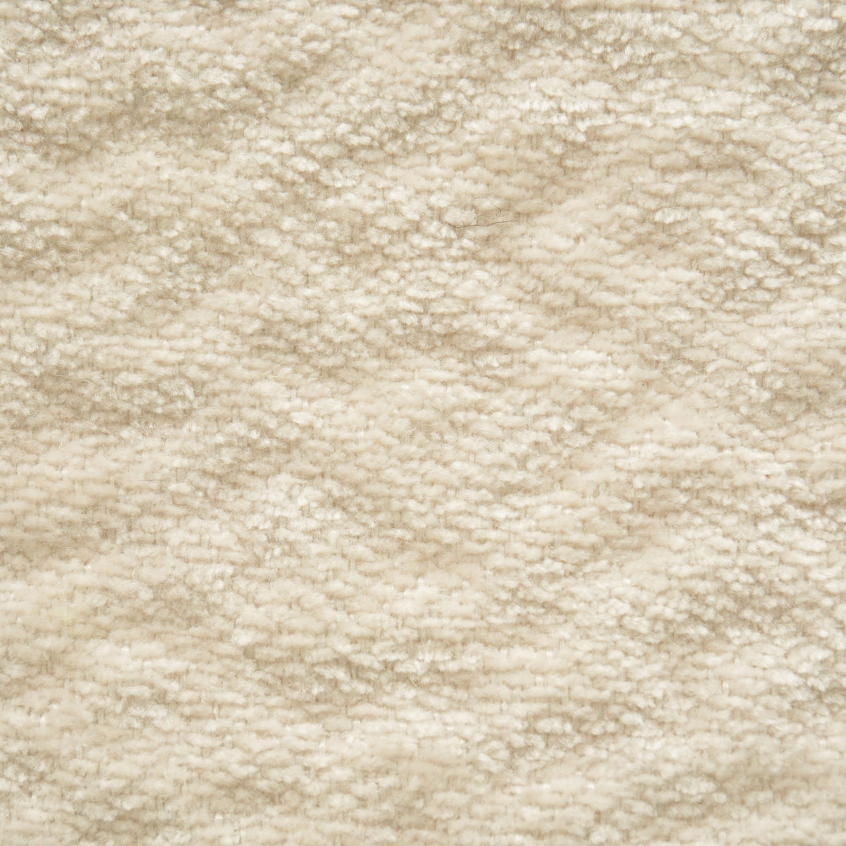 Un primo piano del tessuto T27 BREZZA color crema, caratterizzato da una trama morbida simile al bouclé, con una superficie irregolare e nodosa e sottili variazioni di luce e ombra.