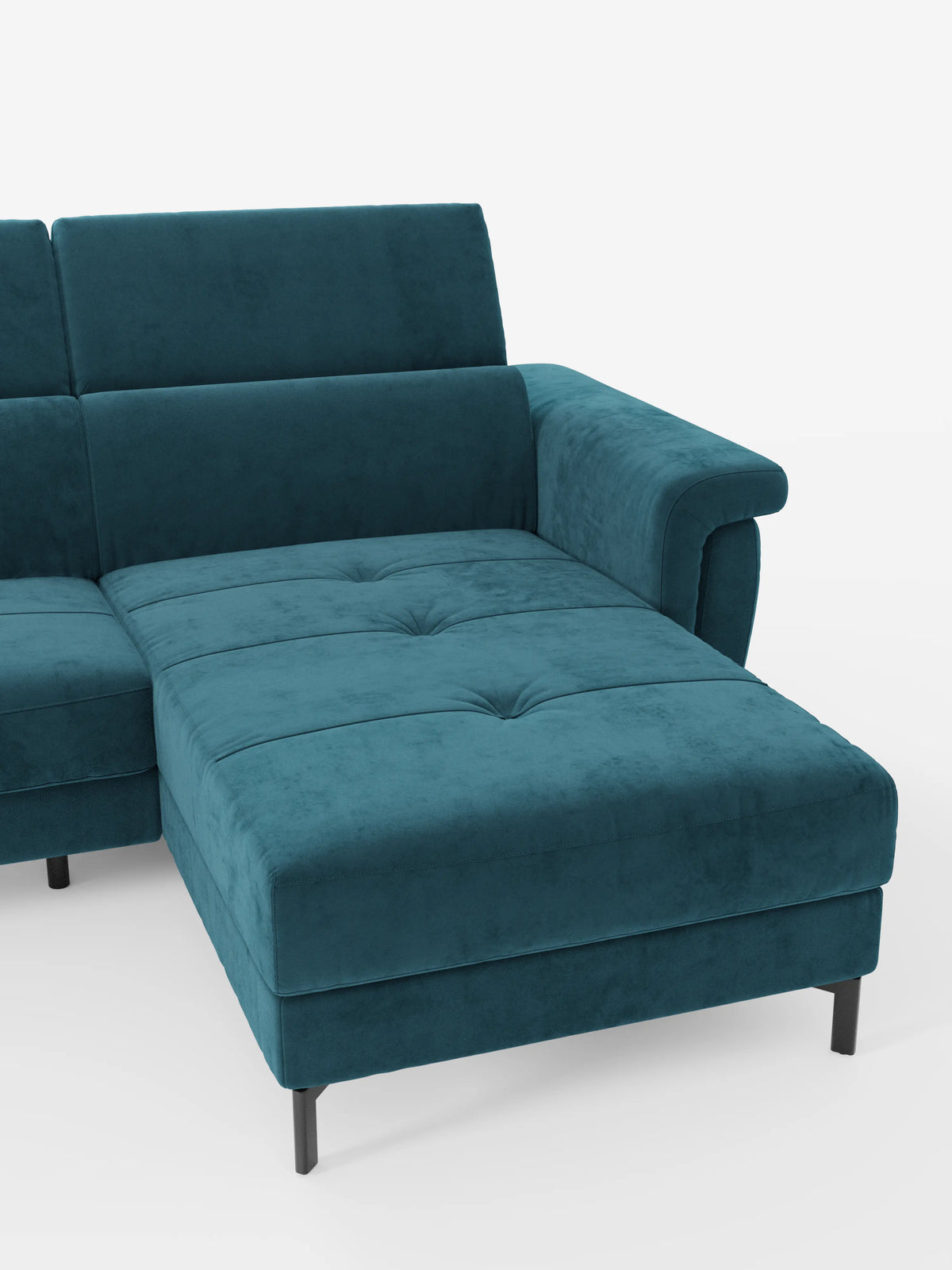 Vi presentiamo il divano letto angolare Capri di divitt.sbs, un elegante divano componibile color verde acqua dotato di chaise longue con vano portaoggetti e poggiatesta regolabili. Realizzato in tessuto T30 resistente alle macchie, questo moderno divano si distingue su uno sfondo bianco a tinta unita grazie alle sue eleganti gambe nere, alle linee pulite e ai braccioli e schienali generosamente imbottiti per il massimo comfort.