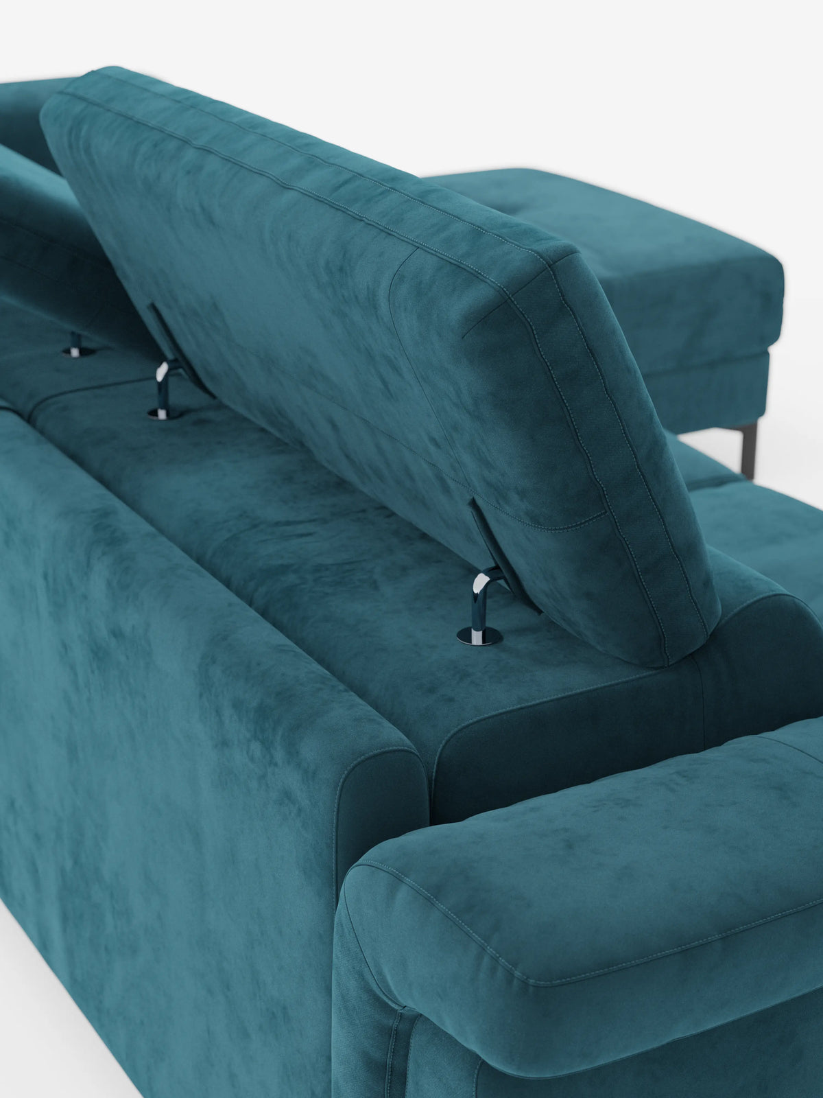Un primo piano del divano letto angolare Capri con penisola contenitore e poggiatesta reclinabili di divitt.sbs, realizzato in elegante tessuto T30 resistente alle macchie, mette in risalto la parte posteriore e il meccanismo reclinabile. Il design moderno e il morbido rivestimento color verde acqua di questo versatile divano letto risaltano chiaramente sullo sfondo bianco.
