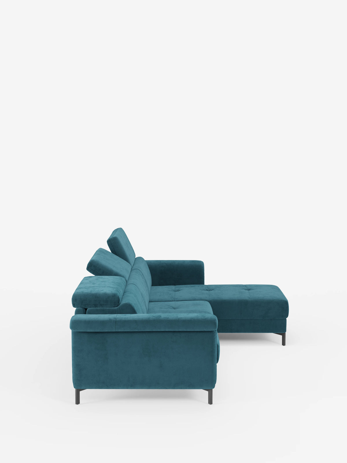 Il divano letto angolare Capri con penisola contenitore e poggiatesta reclinabili di divitt.sbs è ripreso di profilo su uno sfondo bianco. Questo elegante divano componibile blu verde acqua è dotato di tre cuscini dello schienale, braccioli angolati, poggiatesta regolabili, eleganti gambe nere e una chaise longue integrata sulla destra, che lo rendono simile a un raffinato divano letto con penisola. Rivestito in morbido tessuto T30 resistente alle macchie, dona comfort e raffinatezza a qualsiasi ambiente.
