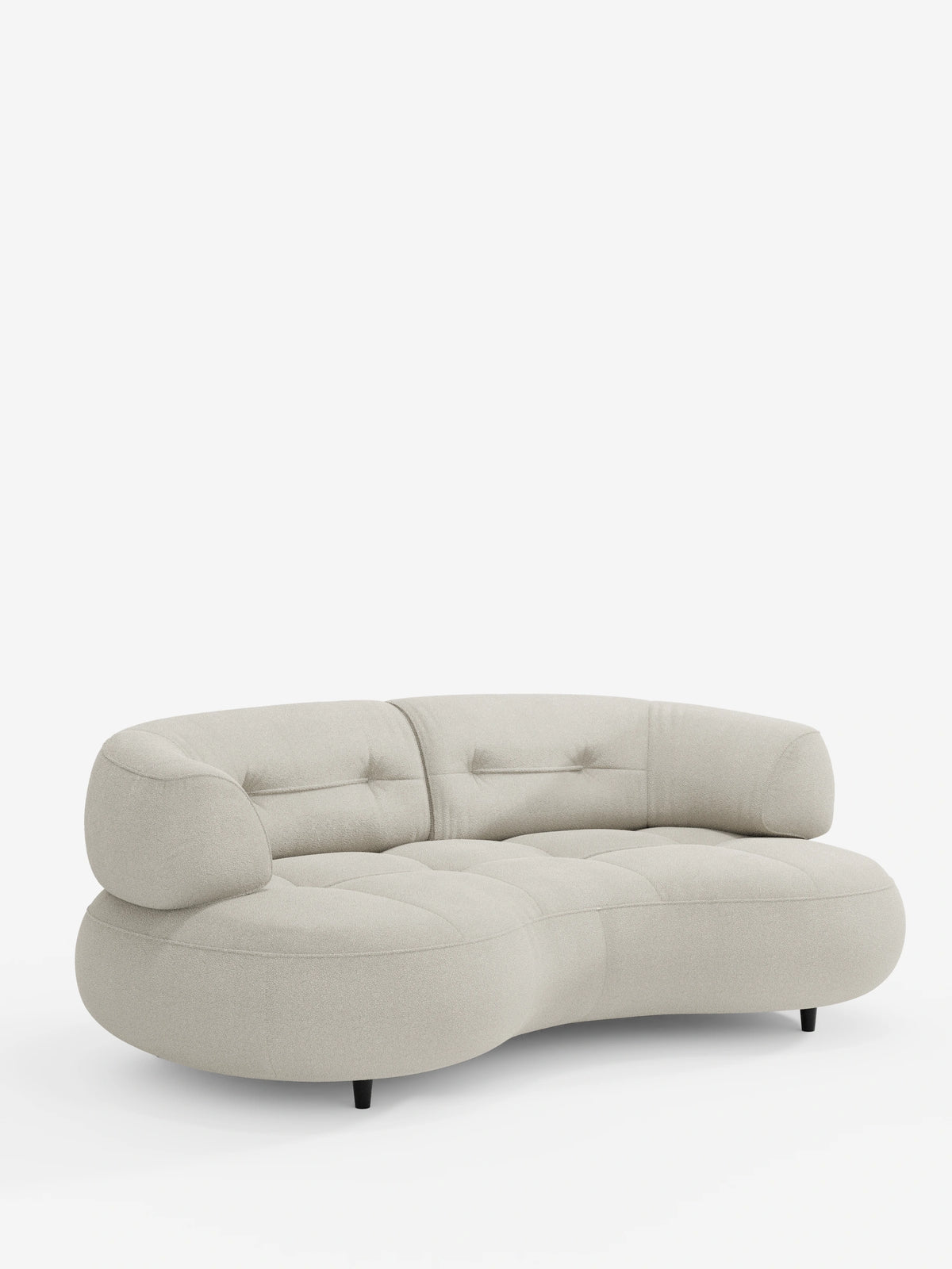 Un divano Curvo a fagiolo 3 posti Croissant color beige chiaro, con schienali traslanti in morbido tessuto effetto cotone smacchiabile T33, caratterizzato da una silhouette curva a forma di fagiolo, dettagli trapuntati, braccioli arrotondati e piccoli piedini scuri su fondo bianco.
