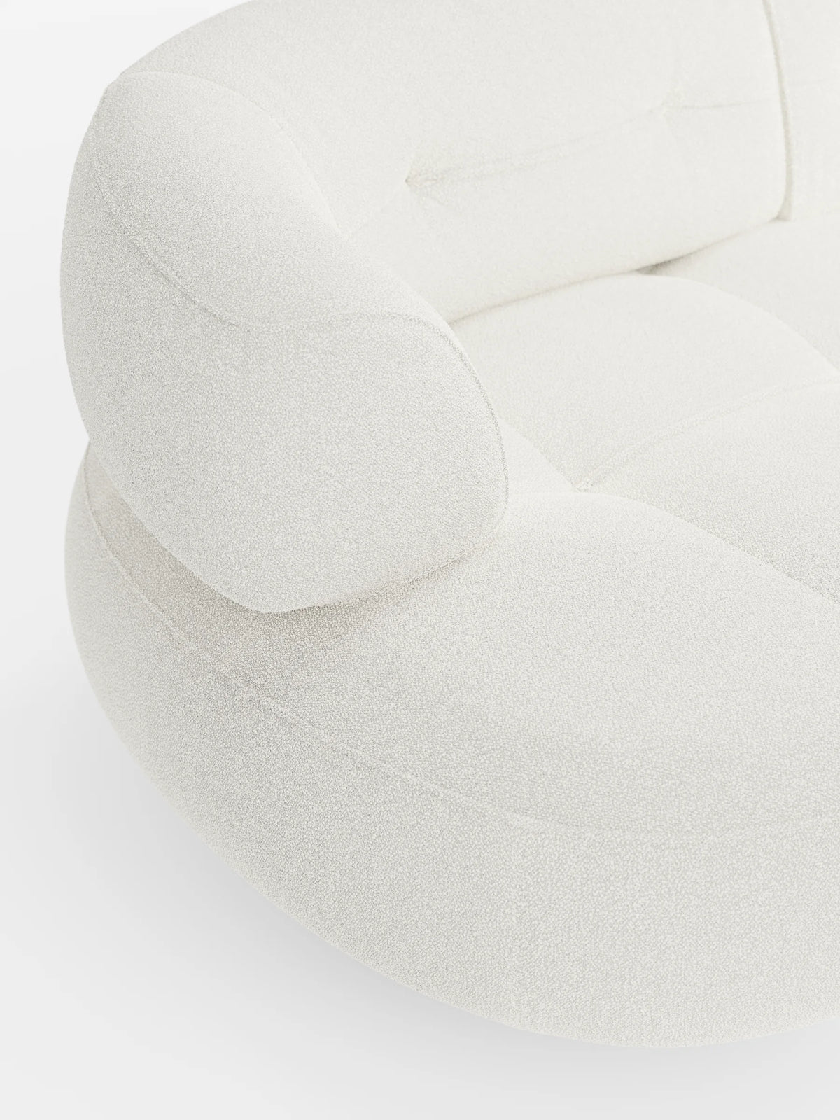 A Croissant: divano curvo a fagiolo a 3 posti con schienali traslanti, rivestito in morbido tessuto effetto cotone smacchiabile T33: un divano contemporaneo a 3 posti dalla linea curva, realizzato in tessuto testurizzato color bianco sporco, con morbido cuscino di seduta e schienale imbottito.