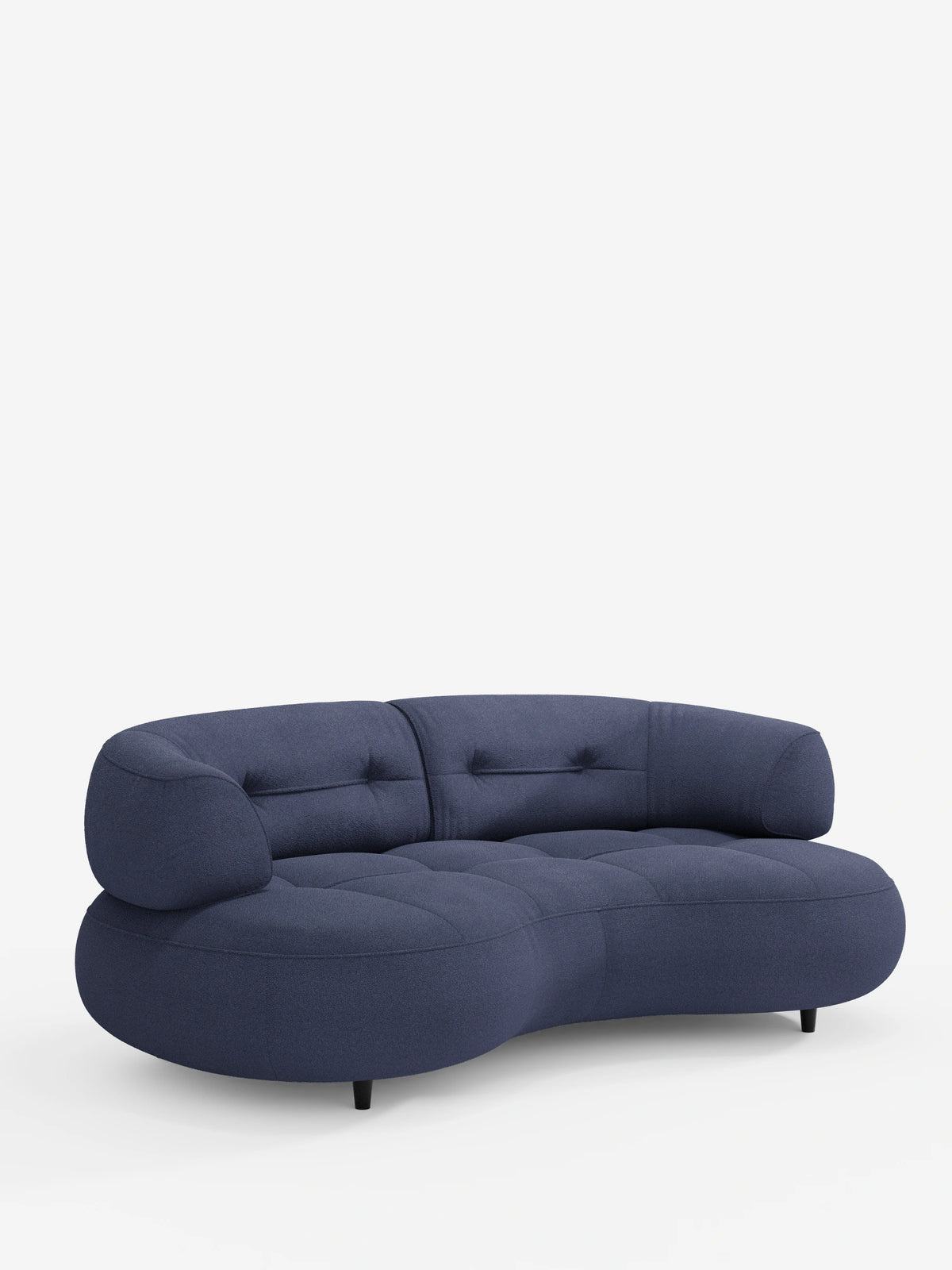 Un divano Curvo a fagiolo a 3 posti della linea Croissant di divitt.sbs, con schienali scorrevoli, rivestito in morbido tessuto effetto cotone smacchiabile T33 in blu intenso, caratterizzato da un profilo basso, braccioli arrotondati, seduta trapuntata e due cuscini dello schienale, su gambe corte e scure.