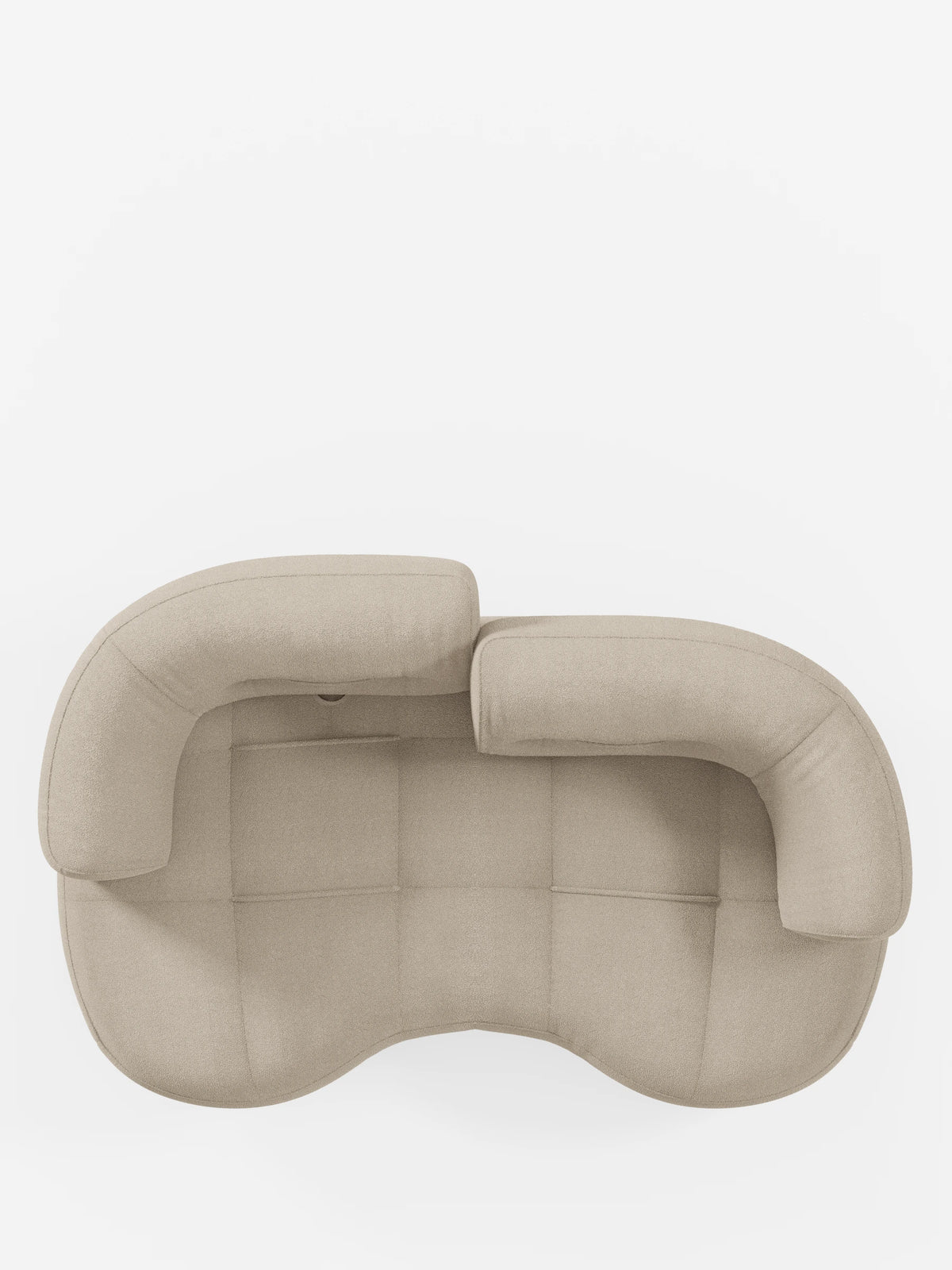Una vista dall'alto del divano Curvato a fagiolo “Croissant”, 3 posti, di colore beige chiaro, con schienali traslanti, rivestito in morbido tessuto effetto cotone smacchiabile T33, caratterizzato da una seduta trapuntata e due schienali regolabili, su uno sfondo bianco a tinta unita.