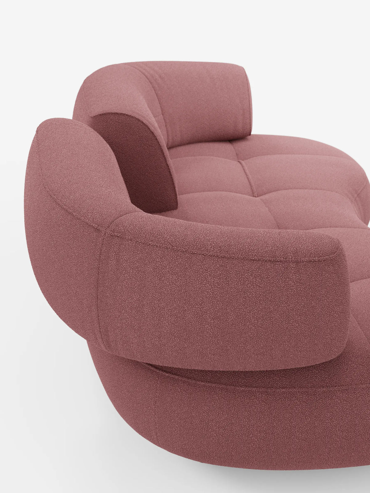 Il divano divitt.sbs Croissant, un divano curvo a fagiolo a 3 posti con schienali traslanti, rivestito in morbido tessuto effetto cotone lavabile T33, è un divano curvo color rosa antico con seduta trapuntata e schienali arrotondati su uno sfondo bianco sporco.