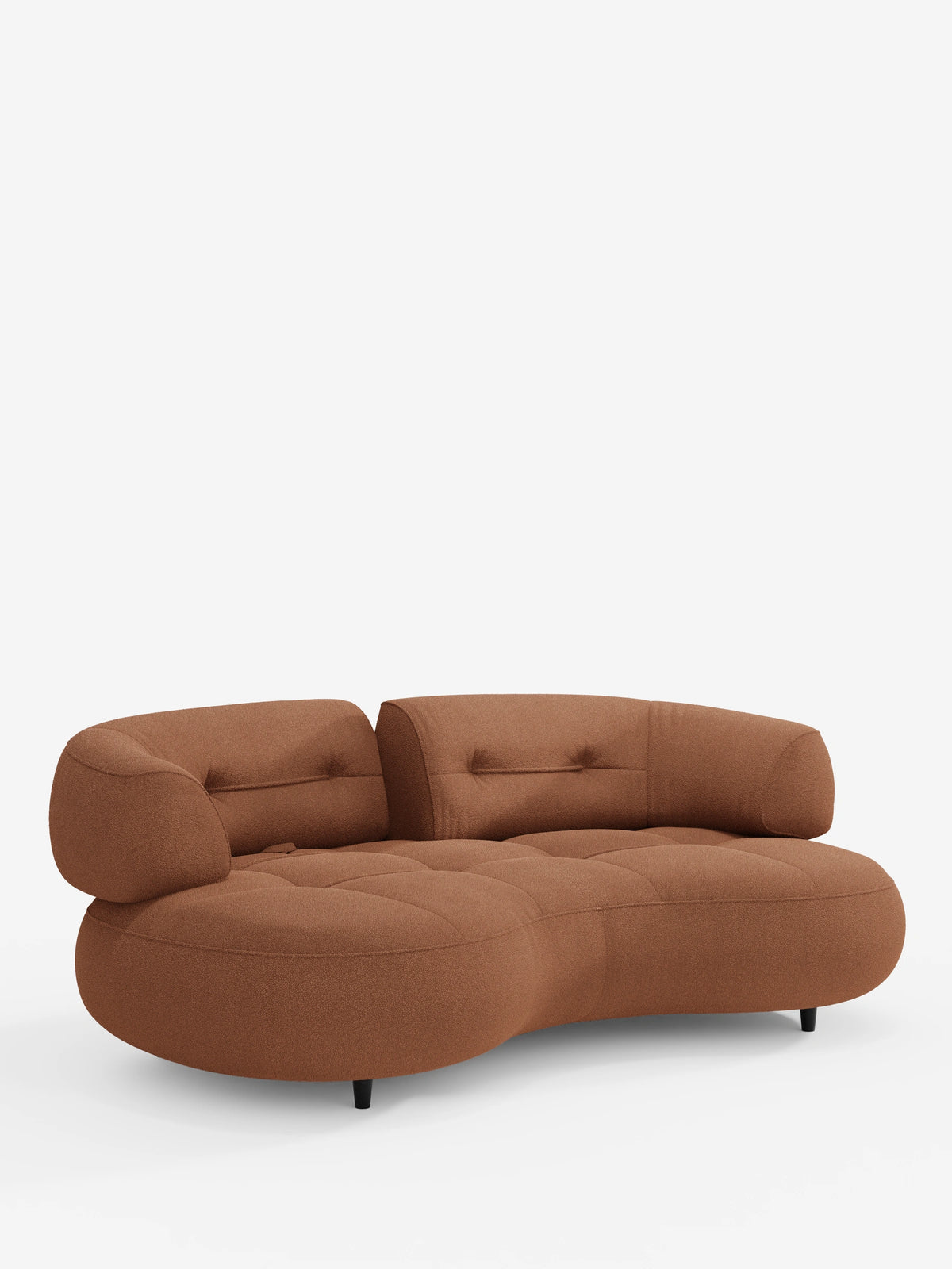 Il divano divitt.sbs Croissant, un divano curvo a tre posti a forma di fagiolo con schienali regolabili, rivestito in morbido tessuto effetto cotone lavabile T33, è un divano curvo, marrone, dalla trama particolare, a tre posti, con base a forma di fagiolo, dettagli trapuntati e schienali regolabili.