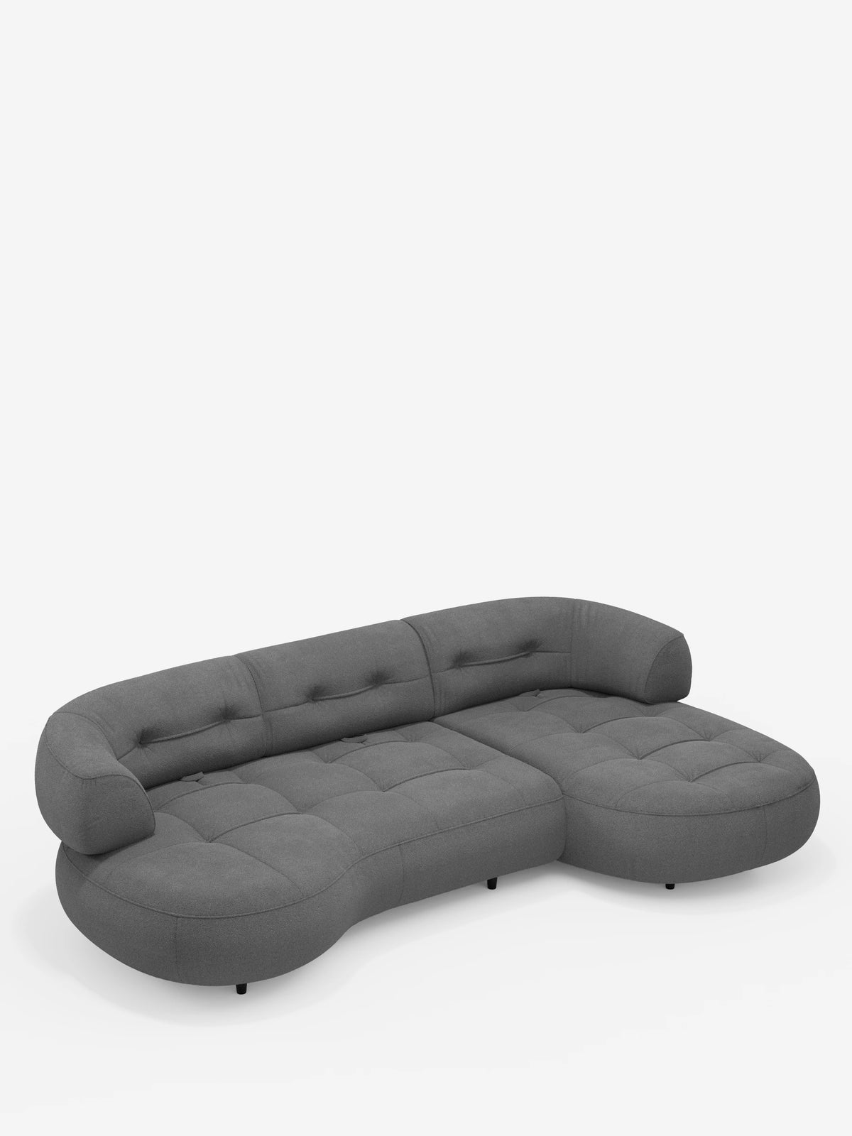 Un divano angolare “Croissant” color grigio antracite, dal design a forma di fagiolo, con schienali scorrevoli in morbido tessuto effetto cotone smacchiabile T33, con dettagli trapuntati sulla seduta, schienali curvi e gambe basse scure su sfondo bianco.