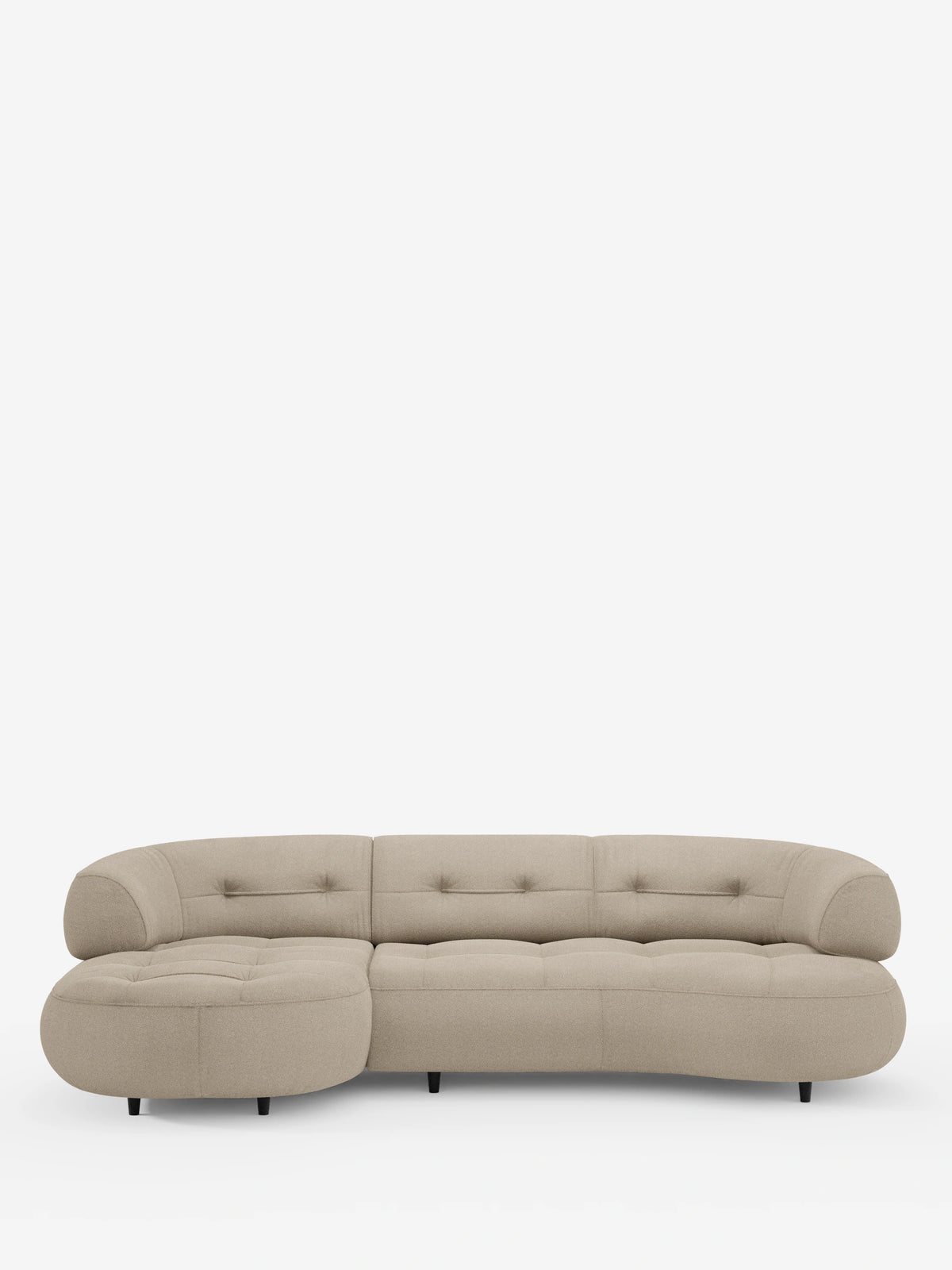 Un divano componibile beige dalla forma arrotondata a fagiolo di divitt.sbs, il divano angolare “Croissant” dal design a fagiolo e schienali traslanti in morbido tessuto effetto cotone smacchiabile T33, presenta dettagli trapuntati, braccioli arrotondati e gambe basse nere.