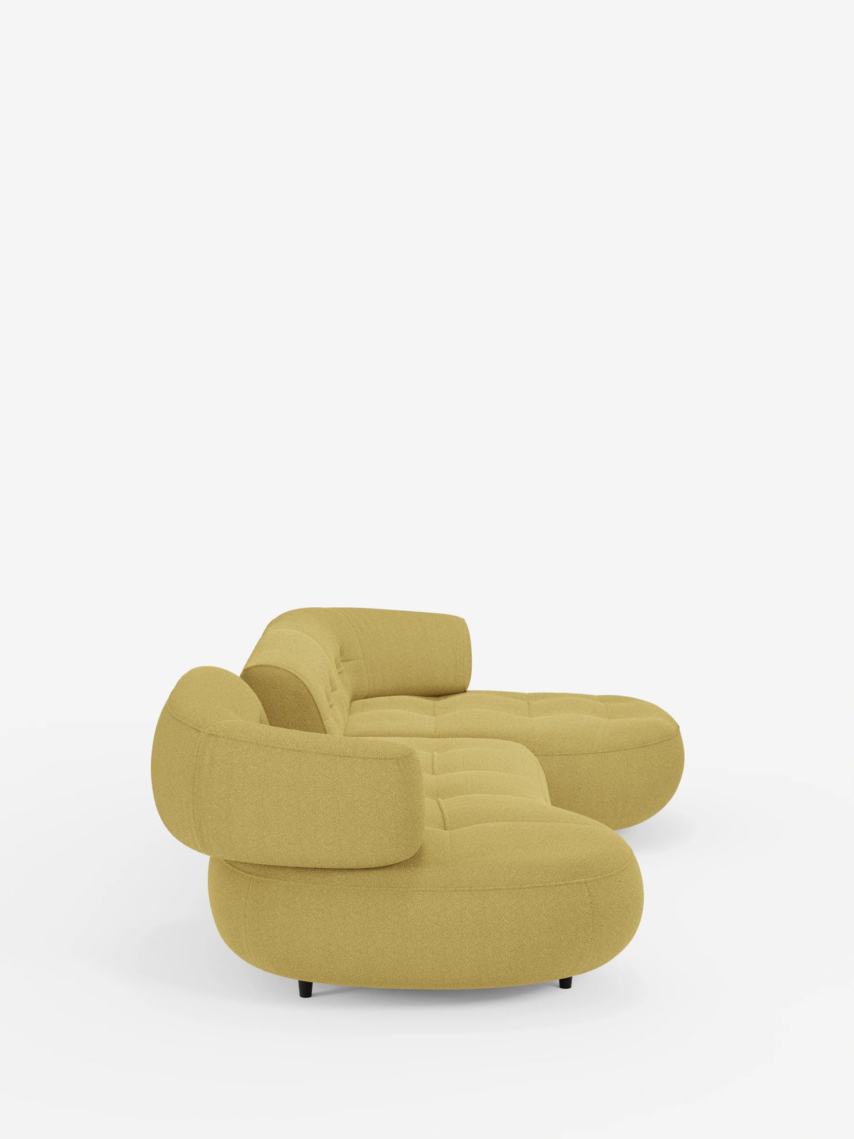 Un divano angolare Croissant di colore giallo chiaro, dalla trama ruvida, con design a fagiolo e schienali scorrevoli, rivestito in morbido tessuto effetto cotone smacchiabile T33, caratterizzato da un design modulare a forma di fagiolo, forme morbide, seduta trapuntata e schienali dal profilo basso.