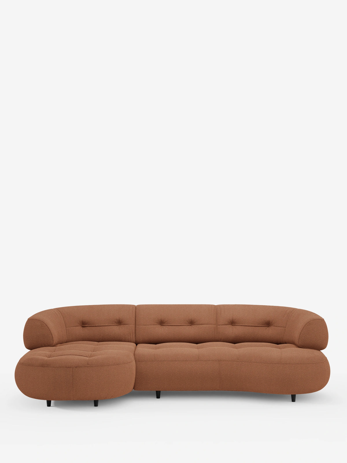 Un divano angolare Croissant dalla forma a fagiolo, con schienali scorrevoli in morbido tessuto effetto cotone smacchiabile T33, caratterizzato da un tessuto color terracotta, bordi arrotondati, schienali trapuntati con bottoni e una chaise longue sul lato sinistro, il tutto su piedini bassi scuri.