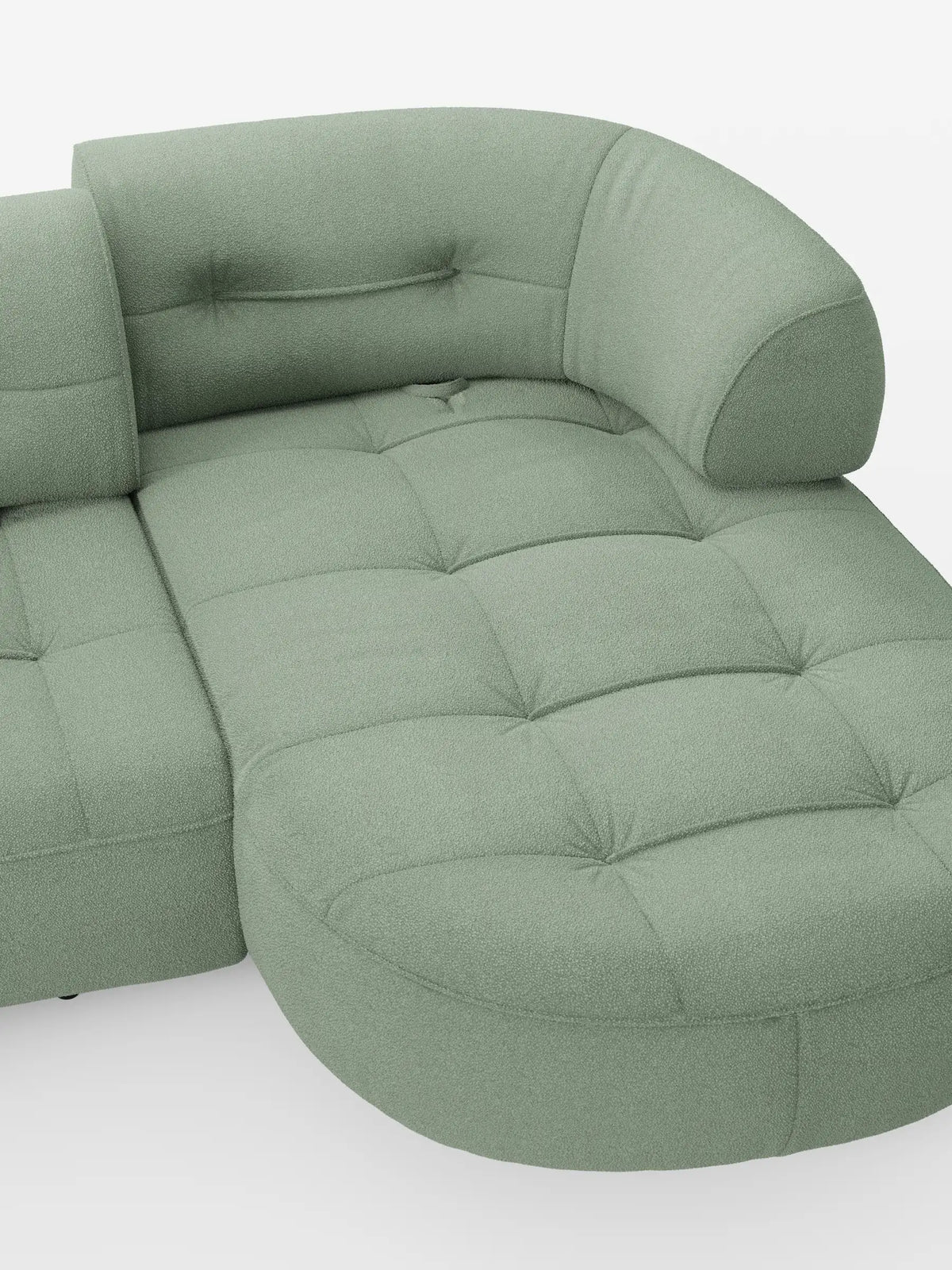 Un divano angolare Croissant color verde salvia, dal design a fagiolo e con schienali scorrevoli in morbido tessuto effetto cotone smacchiabile T33, dotato di una chaise longue ricurva a forma di fagiolo, trapuntatura a bottoni e schienali arrotondati di grandi dimensioni.