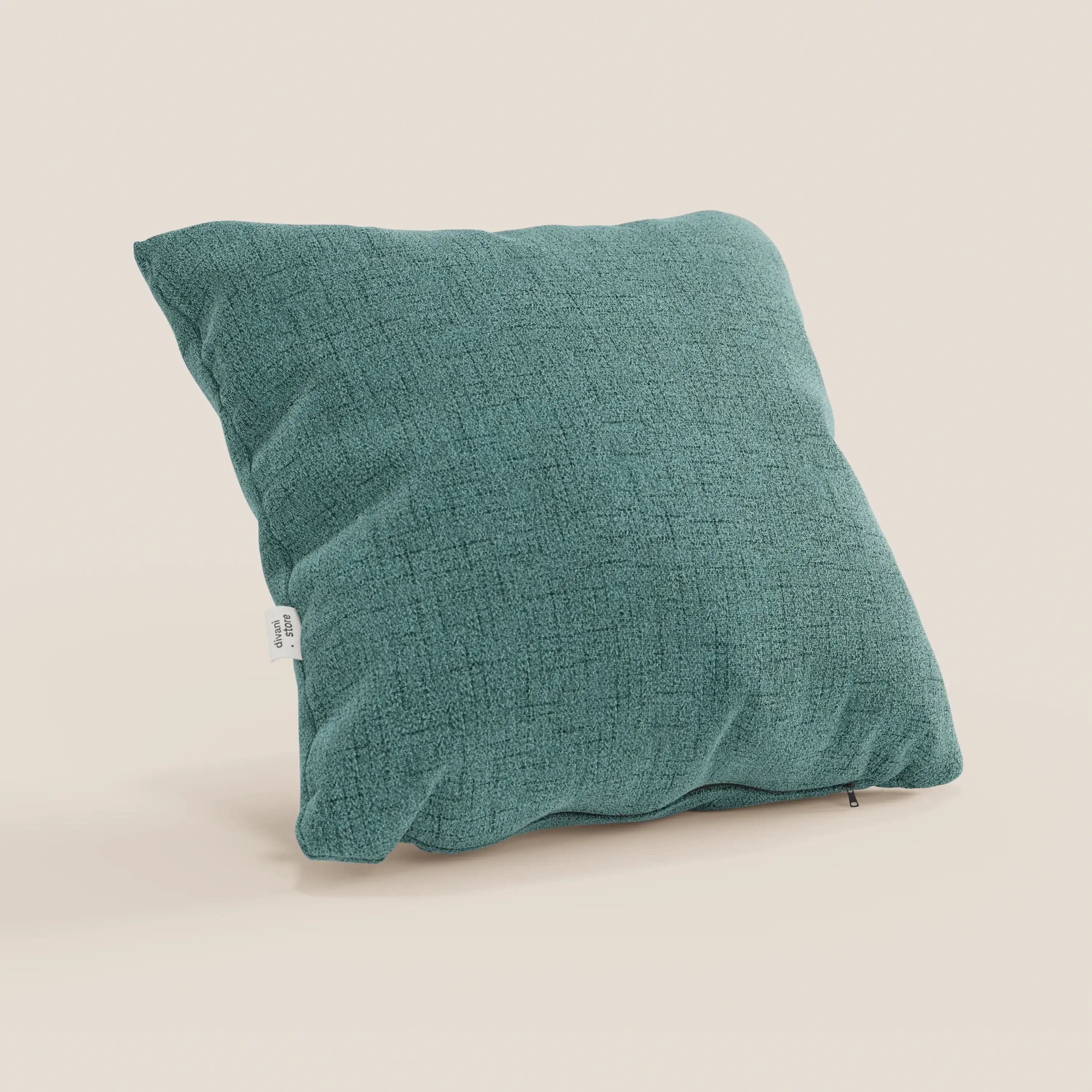 Il cuscino Felis di divitt.sbs, 45x45 cm in verde acqua (T03 verde acqua), è caratterizzato da un morbido tessuto idrorepellente, da una sottile cerniera sul bordo inferiore e da una piccola etichetta bianca su una cucitura; esposto in posizione obliqua su sfondo beige.