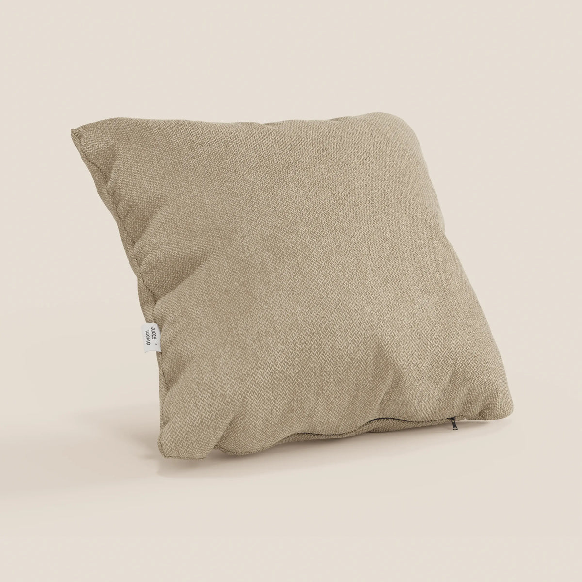 Il cuscino Sogno di divitt.sbs in tessuto morbido smacchiabile T05 cammello si erge su uno sfondo chiaro, con etichetta bianca e cerniera a vista, perfetto come elegante cuscino per divano dall'aspetto rilassato e morbido.