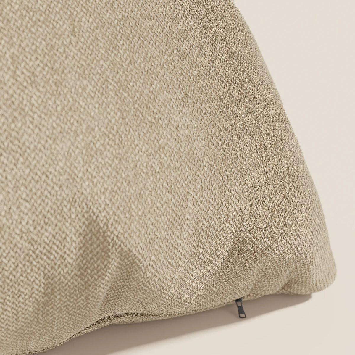 Primo piano del cuscino Sogno di divitt.sbs in tessuto cammello SMACCHIABILE T05, con sottile trama a spina di pesce e cerniera nera. Perfetto come cuscino d'arredo per divani; sfoderabile e disponibile in vari colori.