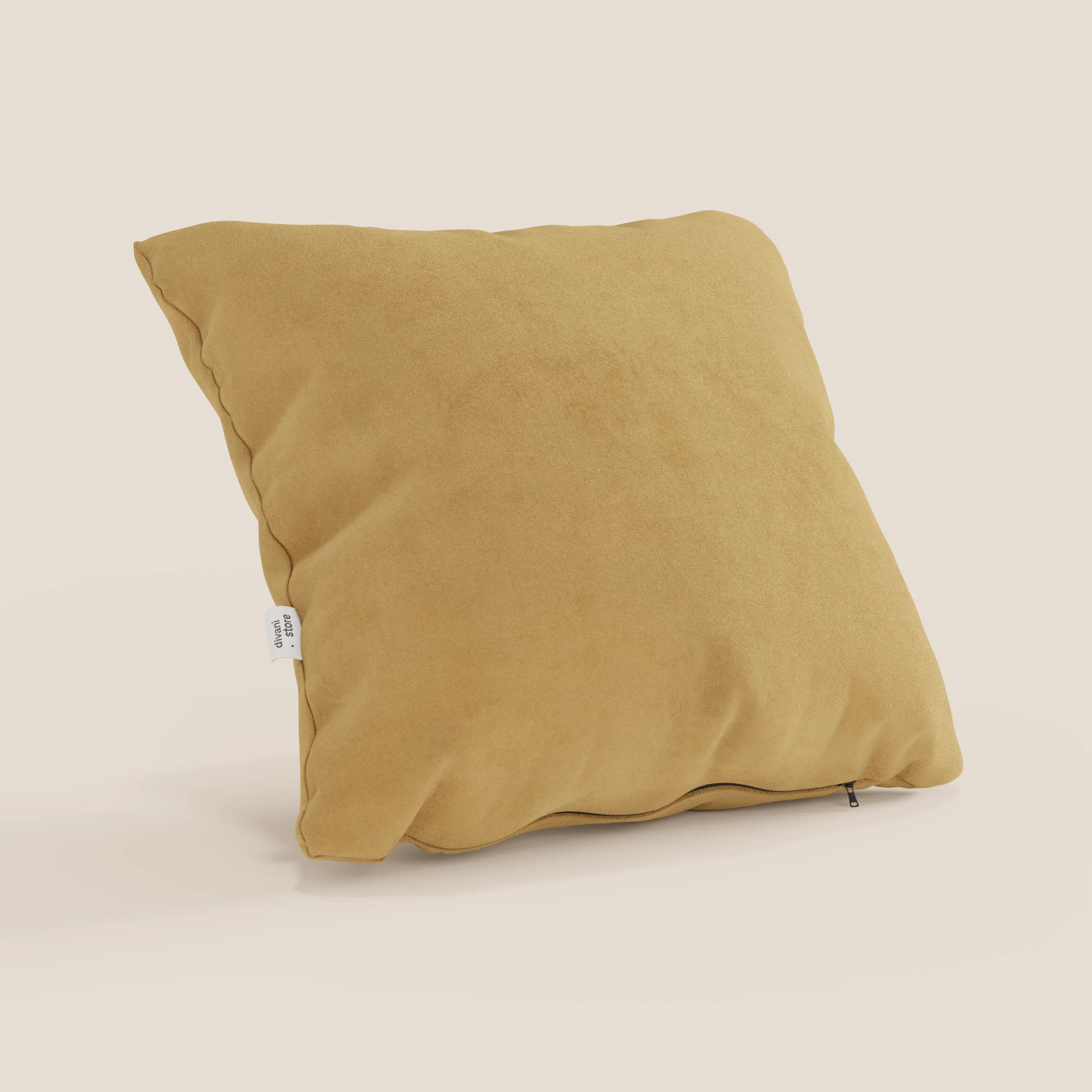 Il cuscino Jazz di divitt.sbs, presentato nel colore T11 giallo, è un cuscino quadrato in microfibra antimacchia con finitura morbida e cerniera a vista, fotografato su uno sfondo beige chiaro. Su un lato è presente una piccola etichetta bianca.