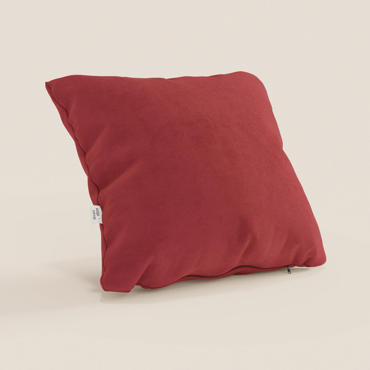 Il cuscino Jazz di divitt.sbs, qui presentato nel colore T11 rosso, è un cuscino quadrato rosso realizzato in microfibra antimacchia. Presenta una piccola etichetta bianca sul bordo sinistro e una cerniera inferiore visibile su uno sfondo a tinta unita.