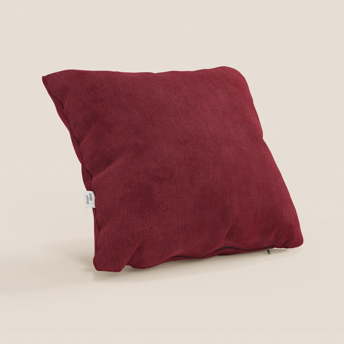 Il cuscino Miami di divitt.sbs, qui presentato in rosso intenso (T14 rosso), è caratterizzato da un tessuto morbido e impermeabile e da una cerniera laterale. In mostra su uno sfondo beige chiaro con etichetta bianca visibile.