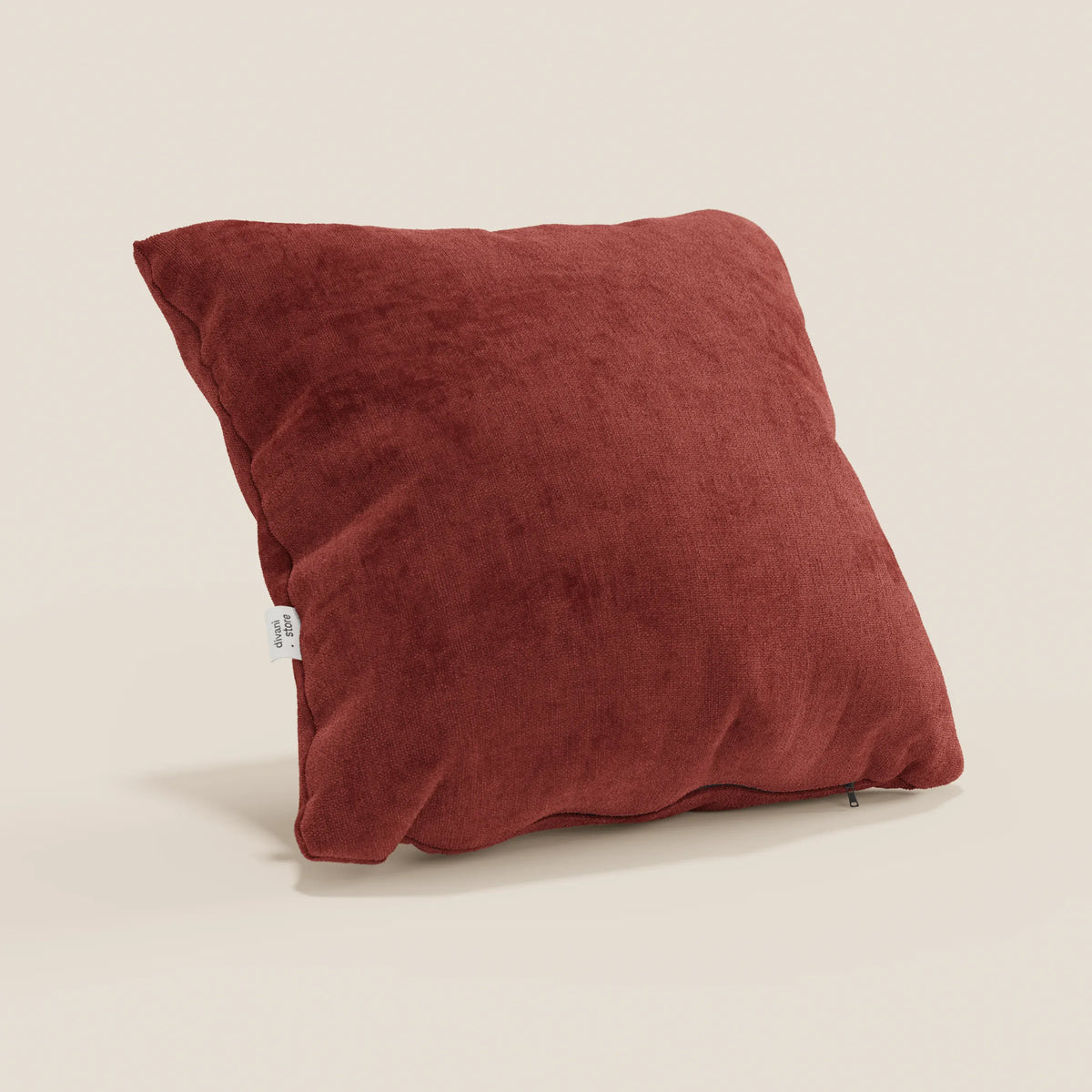 Il cuscino Bolero di divitt.sbs, qui presentato in rosso intenso, è caratterizzato da un tessuto T31 morbido, antimacchia, impermeabile e termoretraibile. Il suo design quadrato comprende un sottile pisolino, una piccola etichetta bianca sul lato e una cerniera lungo il bordo inferiore.