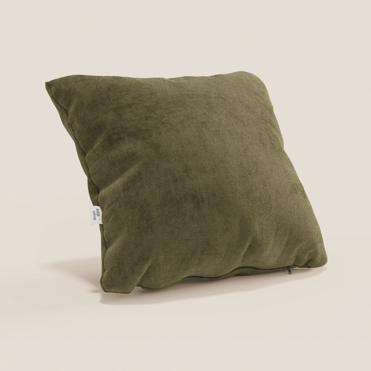 Il cuscino Bolero di divitt.sbs, presentato in verde oliva con tessuto T31 morbido, testurizzato, antimacchia, impermeabile e non restringente, presenta bordi leggermente stropicciati, una piccola etichetta laterale bianca e una discreta cerniera sul bordo inferiore destro.