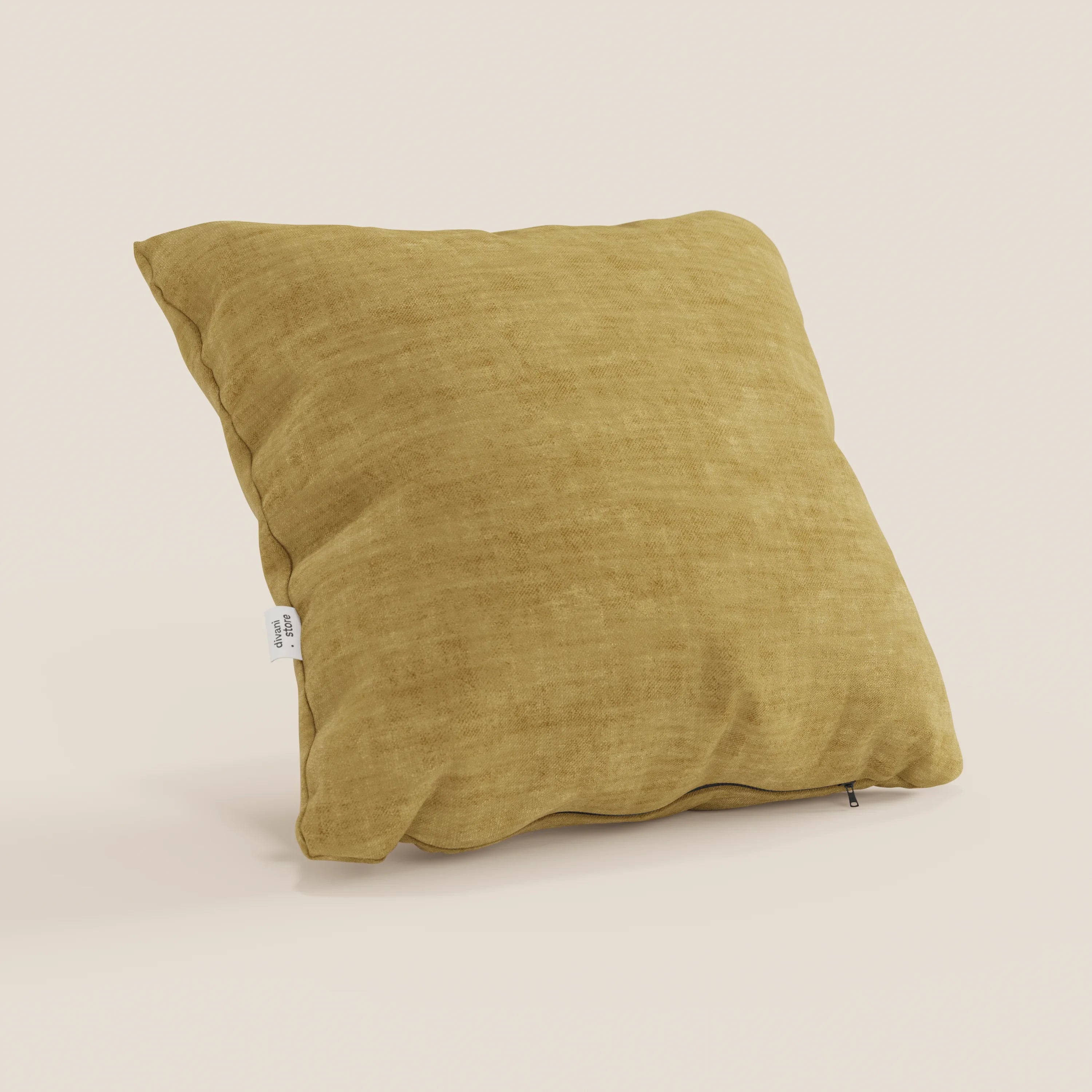 Il cuscino Sofia di divitt.sbs, in morbido velluto nuvolato giallo senape Easy Clean T35, poggia su uno sfondo beige chiaro. Ha una forma quadrata, una piccola etichetta laterale bianca e una cerniera parzialmente visibile sul bordo inferiore.