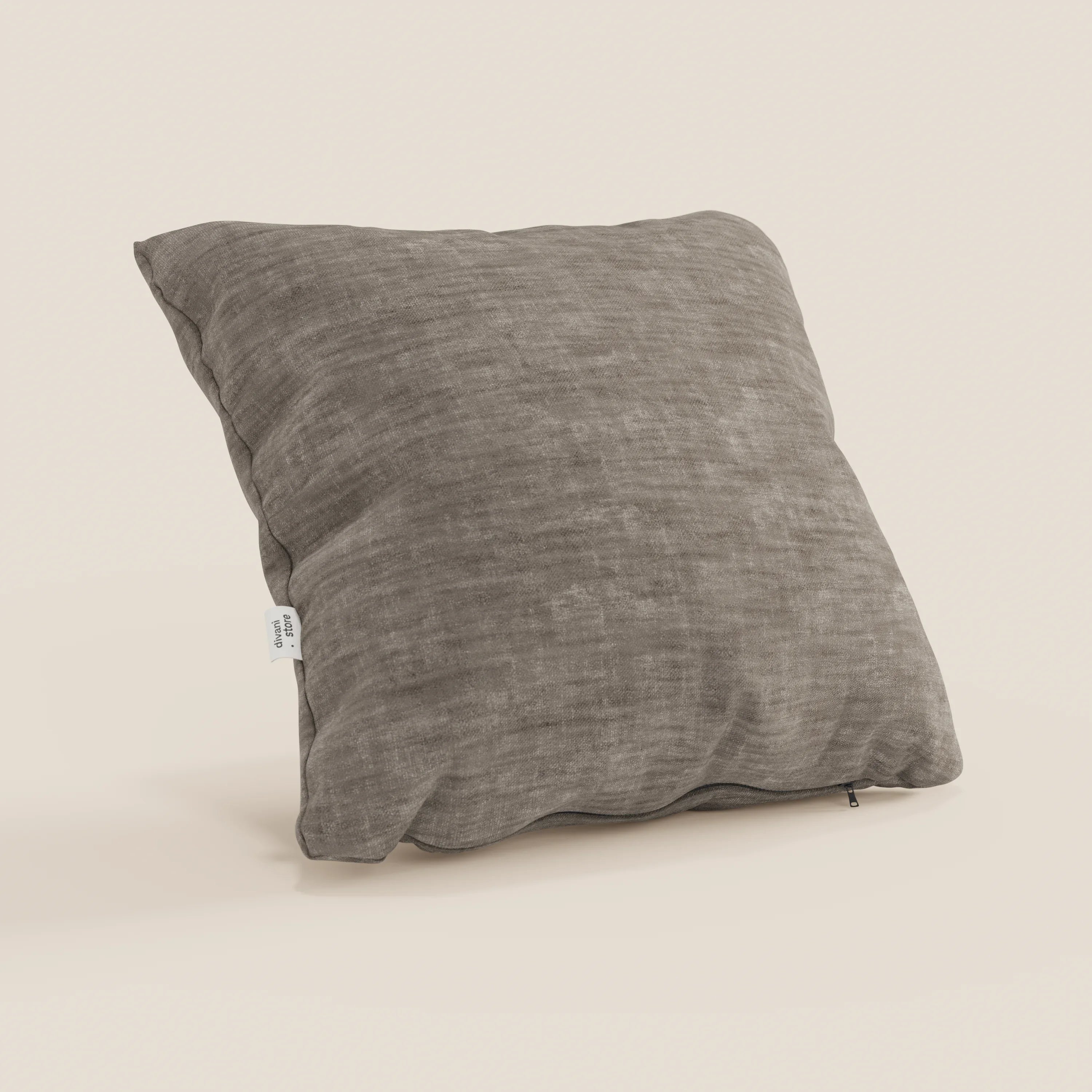 Il cuscino Sofia di divitt.sbs, qui in grigio, è caratterizzato da una forma quadrata morbida e abbondante, da un rivestimento in velluto Easy Clean T35, da una piccola etichetta bianca sulla cucitura, da una sottile cerniera sul fondo ed è smacchiabile e impermeabile.
