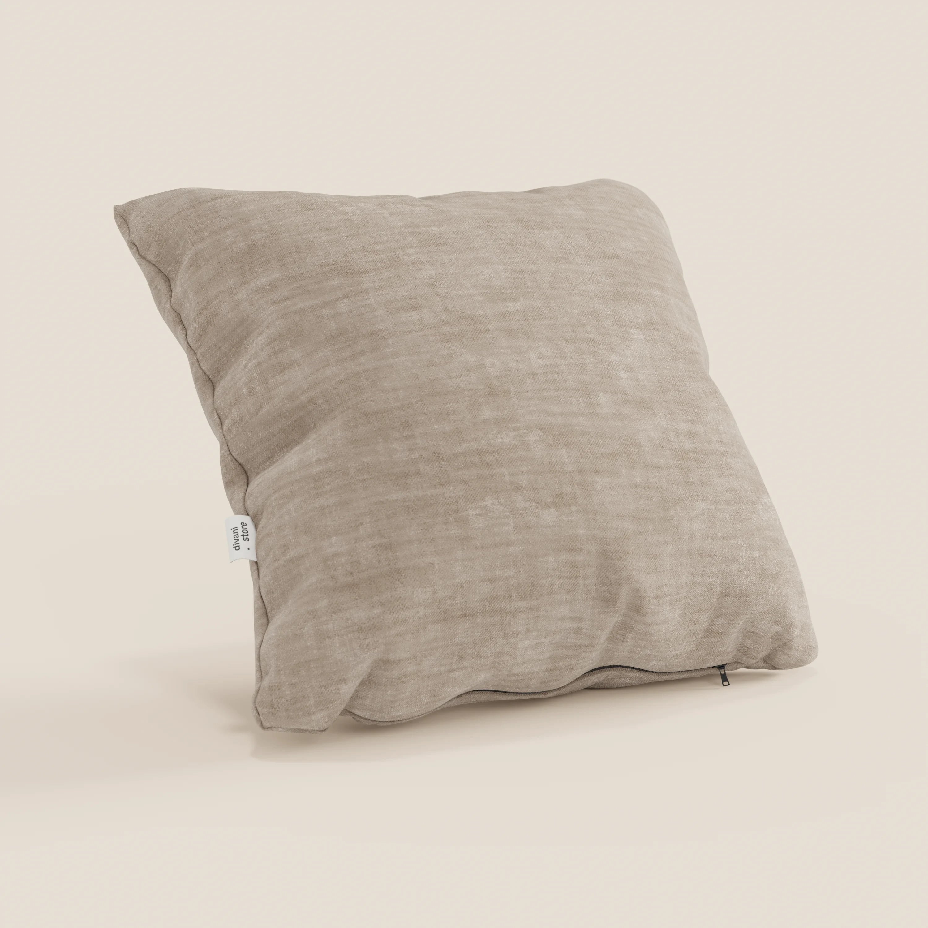 Il cuscino Sofia di divitt.sbs, presentato in beige, è caratterizzato da un morbido velluto Easy Clean T35, resistente alle macchie e all'acqua. Si regge in piedi con una sottile cerniera sul fondo e un'etichetta in tessuto bianco sul lato.