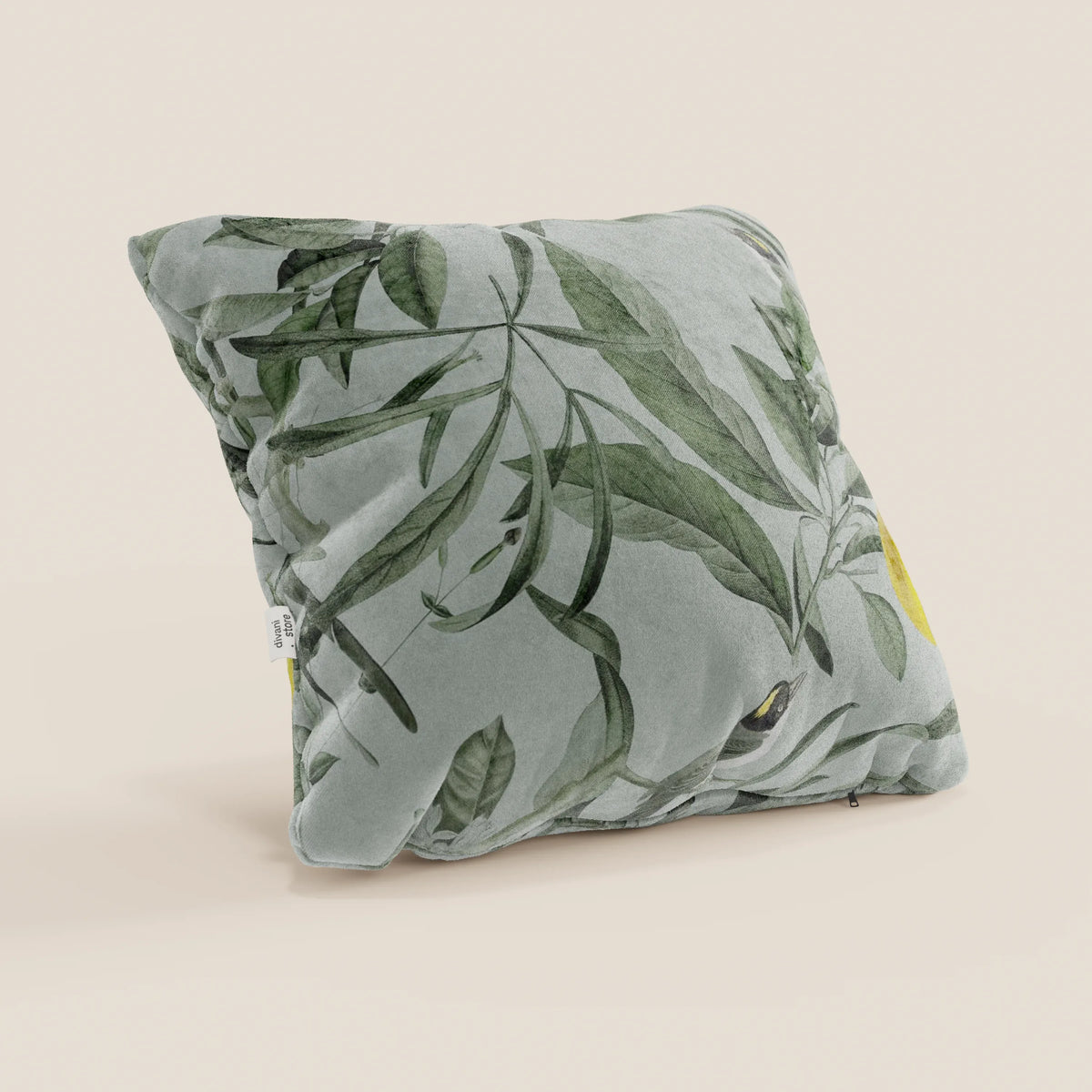 Il cuscino Lemon elegante di divitt.sbs è un cuscino quadrato in velluto lavabile con una morbida base grigio chiaro, arricchita da motivi botanici verdi e dettagli gialli. La sua consistenza felpata e la targhetta laterale in tessuto bianco aggiungono un fascino elegante al vostro arredamento.