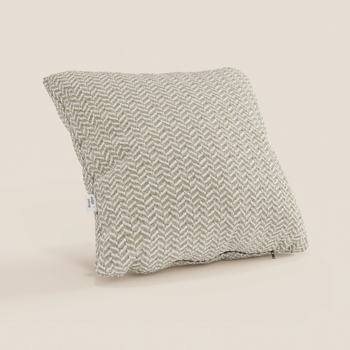 Il cuscino Sorrento 45x45 in lino di divitt.sbs è un cuscino quadrato nei toni del beige e del bianco sporco, caratterizzato da un motivo a zigzag in rilievo e da una piccola etichetta in tessuto bianca; è lavabile in lavatrice — nella foto è raffigurato inclinato su uno sfondo chiaro a tinta unita.