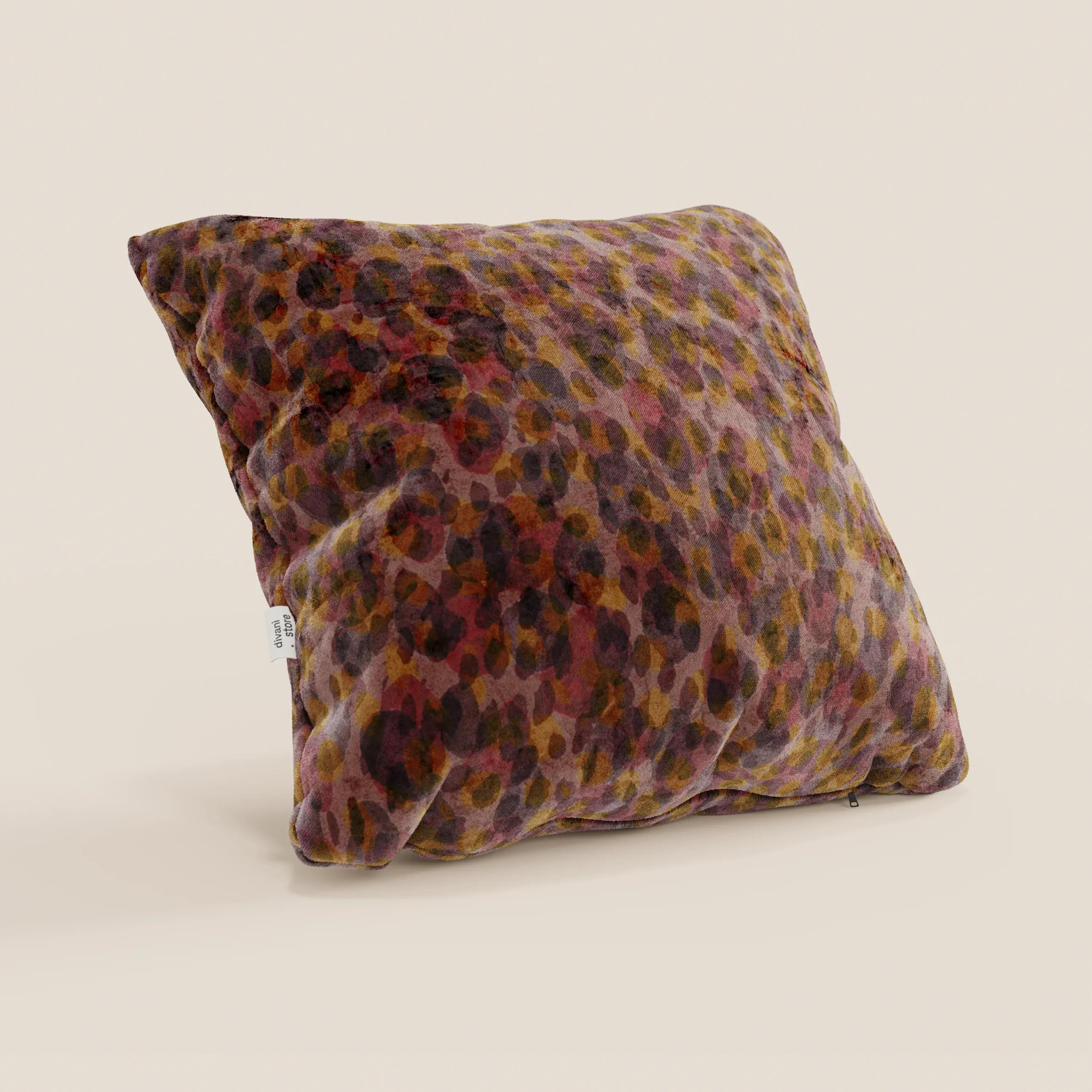Il cuscino Brush di divitt.sbs è un cuscino decorativo moderno (45x45 cm) realizzato in velluto rosso impermeabile, caratterizzato da una texture morbida e disponibile in vari colori. Perfetto come uno dei migliori cuscini decorativi moderni.