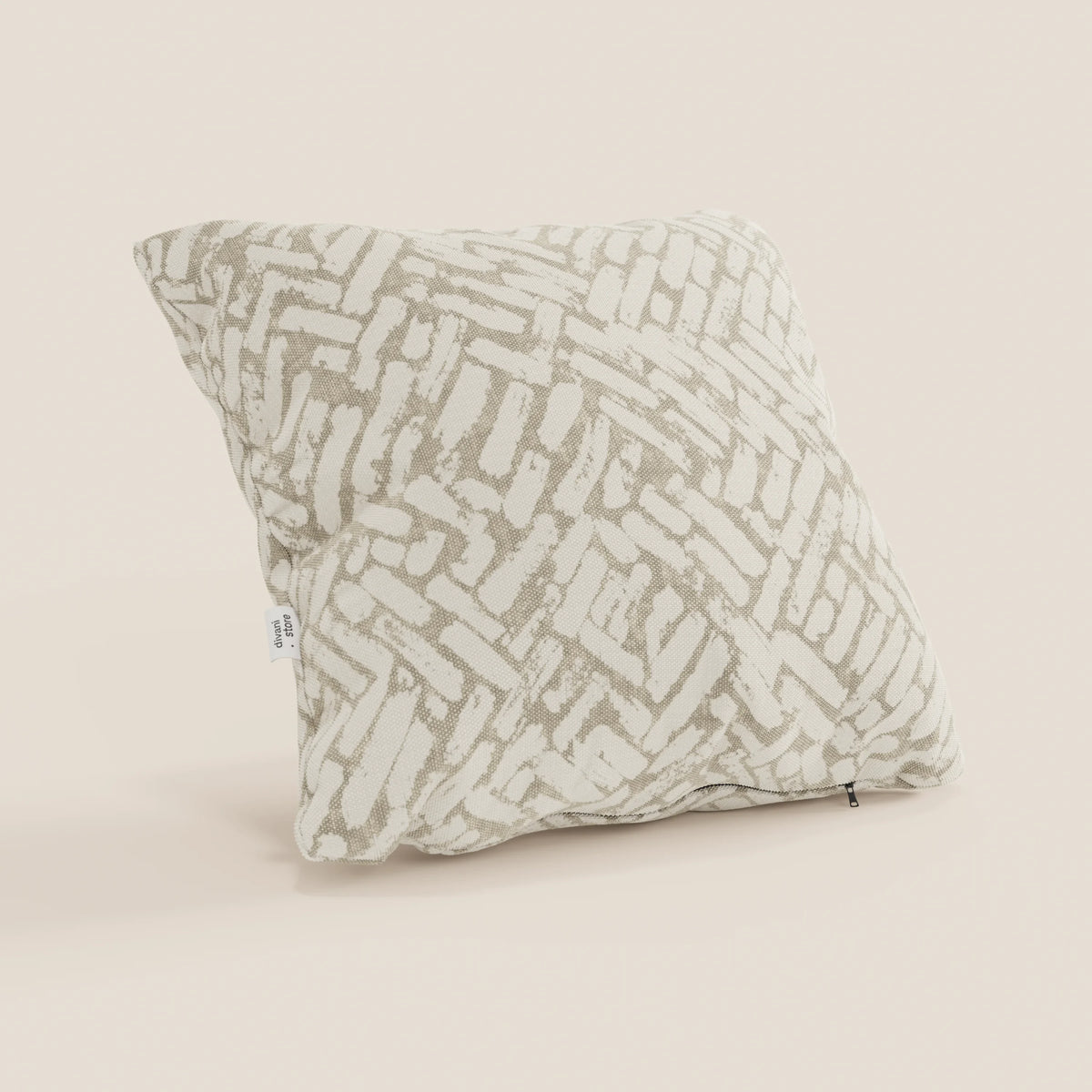 Il cuscino geometrico Brick di divitt.sbs è un cuscino decorativo quadrato di colore beige, caratterizzato da un disegno astratto a zig zag. Realizzato in tessuto idrorepellente, offre un tocco moderno e accogliente ed è disponibile in vari colori.