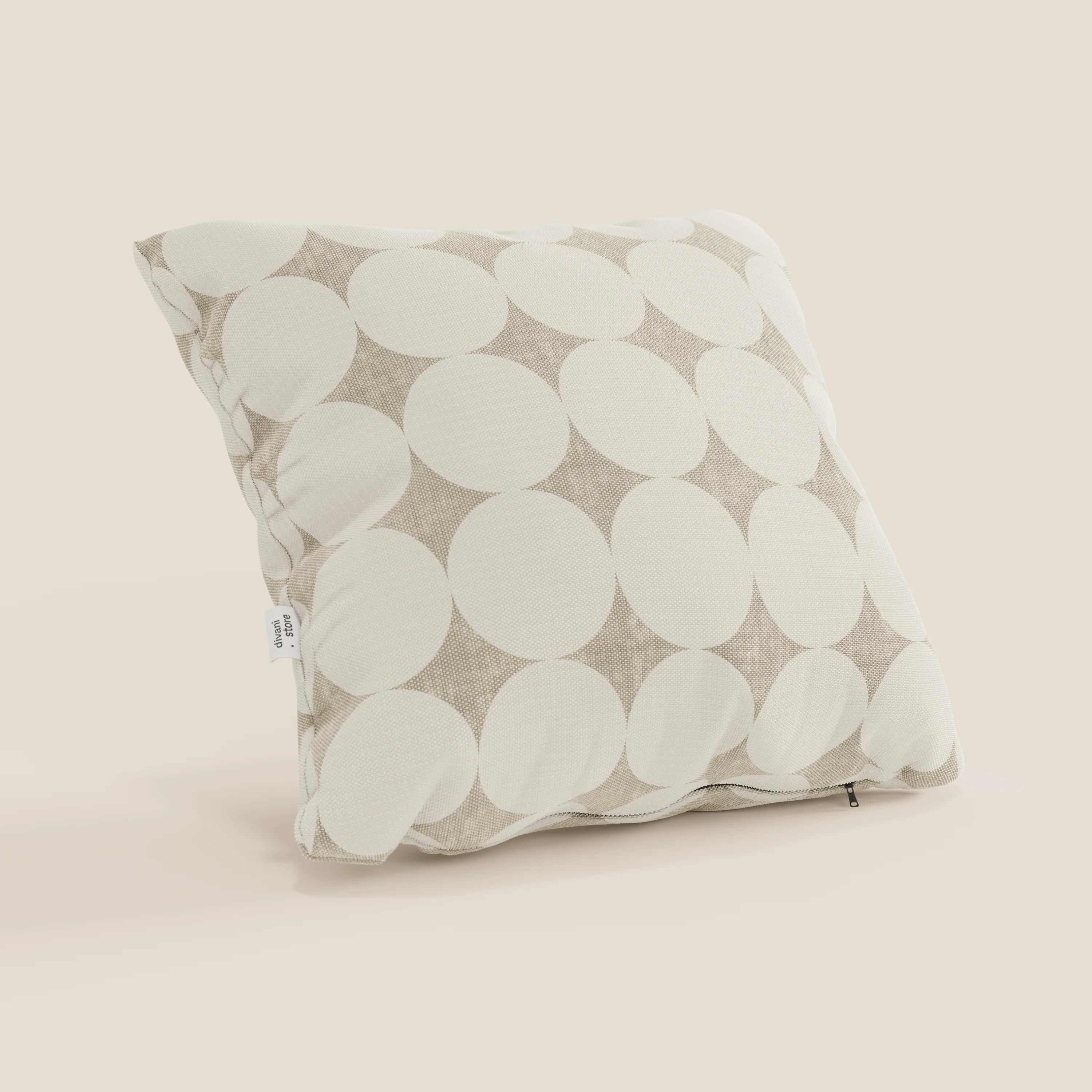 Il cuscino Dot geometrici di divitt.sbs è un moderno cuscino quadrato in tessuto idrorepellente bianco con motivo a cerchi sovrapposti beige e bianchi, cerniera inferiore a vista, etichetta in tessuto e sfondo chiaro.