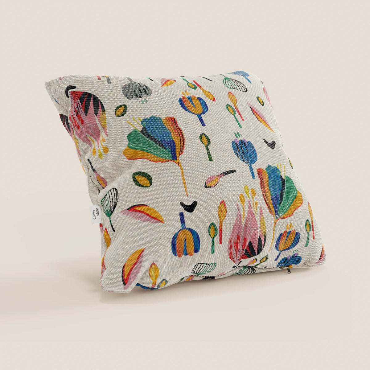Il cuscino Joy 45x45 cm di divitt.sbs è caratterizzato da una fantasia floreale astratta multicolore su un rivestimento in cotone impermeabile beige chiaro, con fodera lavabile e targhetta bianca laterale.