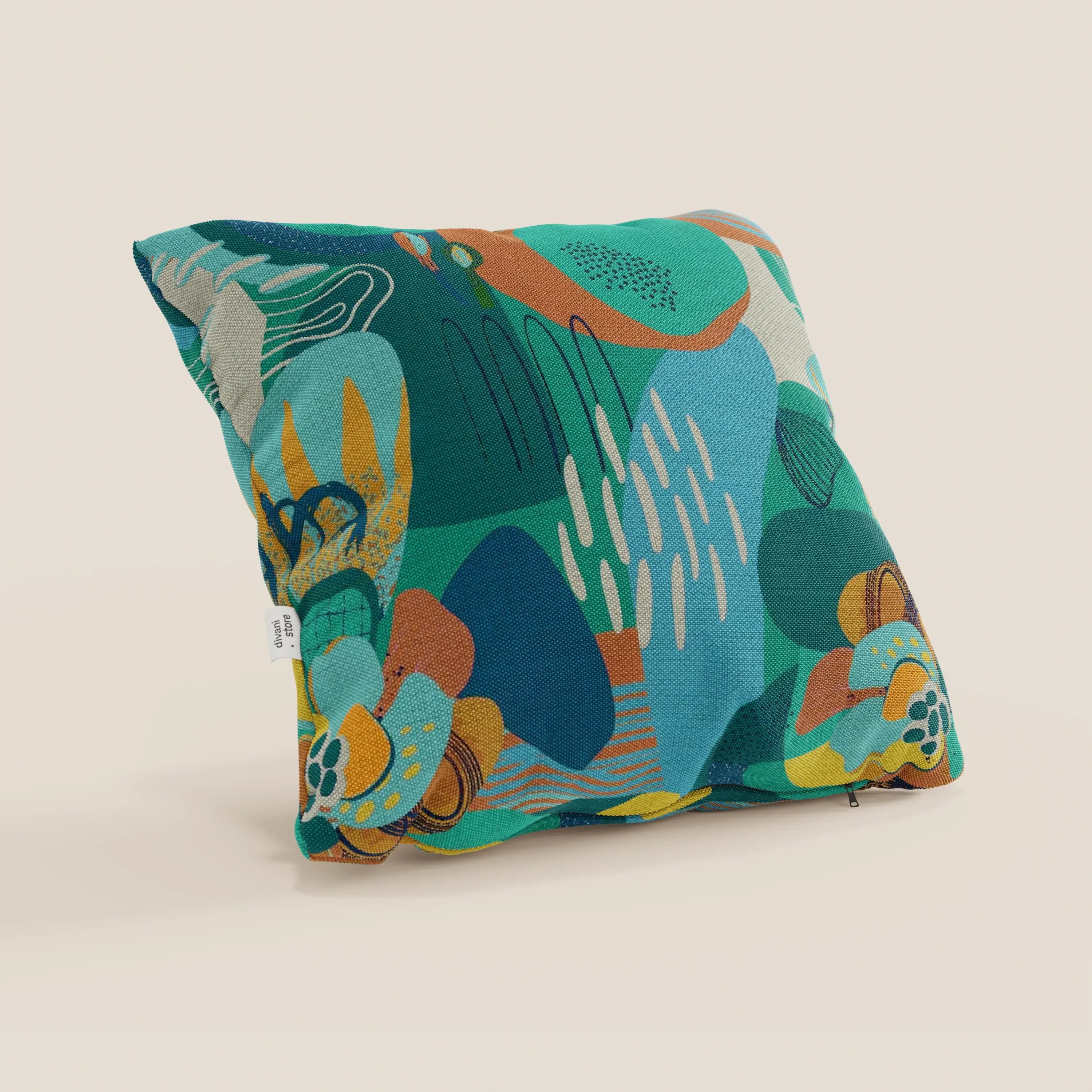 Il cuscino Joy di divitt.sbs ha una forma quadrata di 45x45 cm con un disegno astratto multicolore in verde acqua, blu, verde, arancione e giallo su beige chiaro. Realizzato in resistente tessuto di cotone impermeabile verde acqua con aspetto strutturato e piccola etichetta laterale bianca.
