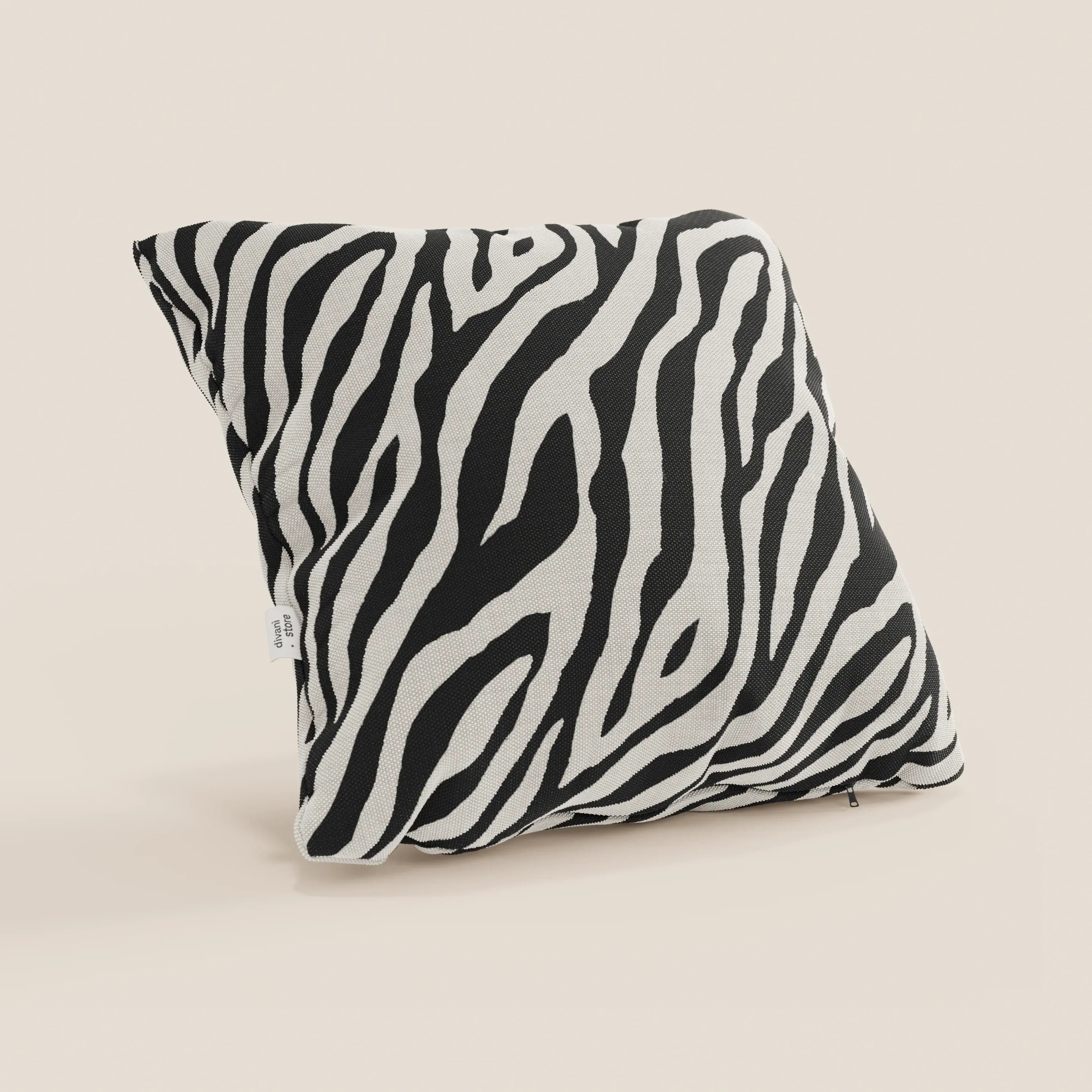 Il cuscino divitt.sbs Stripe geometrici in tessuto idrorepellente, disponibile in nero, presenta un'audace fantasia geometrica con etichetta in tessuto, cerniera a vista sul bordo e poggia su uno sfondo beige chiaro.