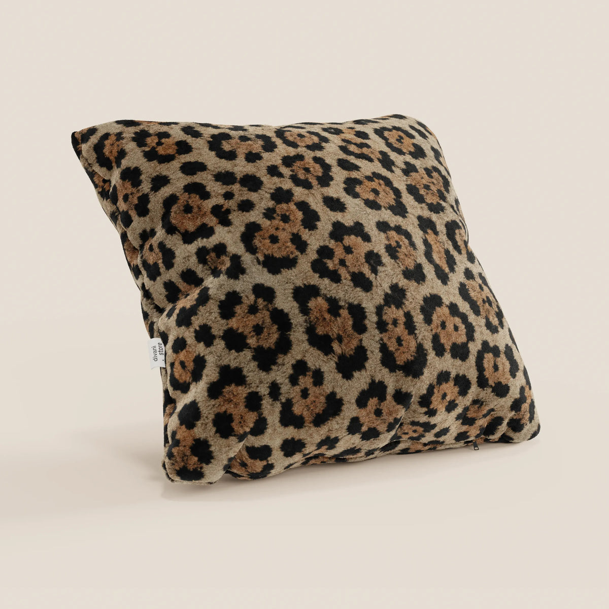 Il cuscino della collezione Wild di divitt.sbs, in microfibra impermeabile giaguaro, è un cuscino quadrato con stampa leopardata marrone e nera su sfondo beige. Si regge su uno sfondo semplice ed è sfoderabile e lavabile in lavatrice.