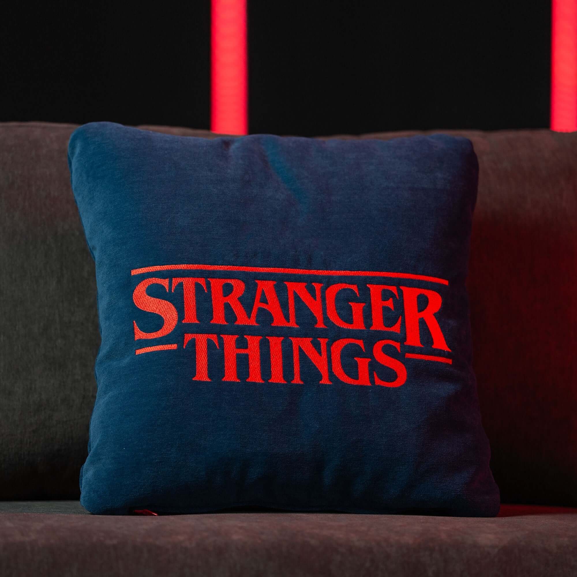 Cuscino Stranger Things Limited Edition con Ricamo – tessuto smacchiabile 45x45 blu - divitt.sbs