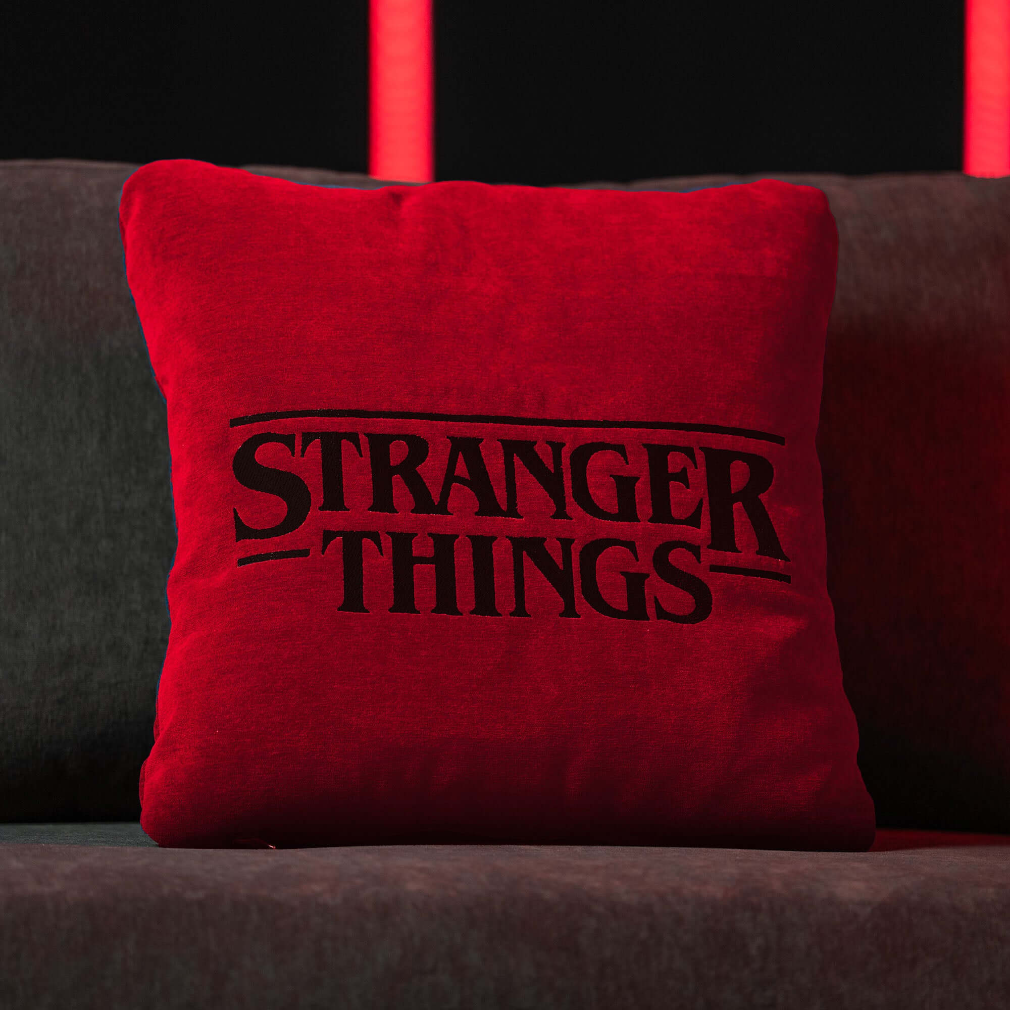 Cuscino Stranger Things Limited Edition con Ricamo – tessuto smacchiabile 45x45 rosso - divitt.sbs