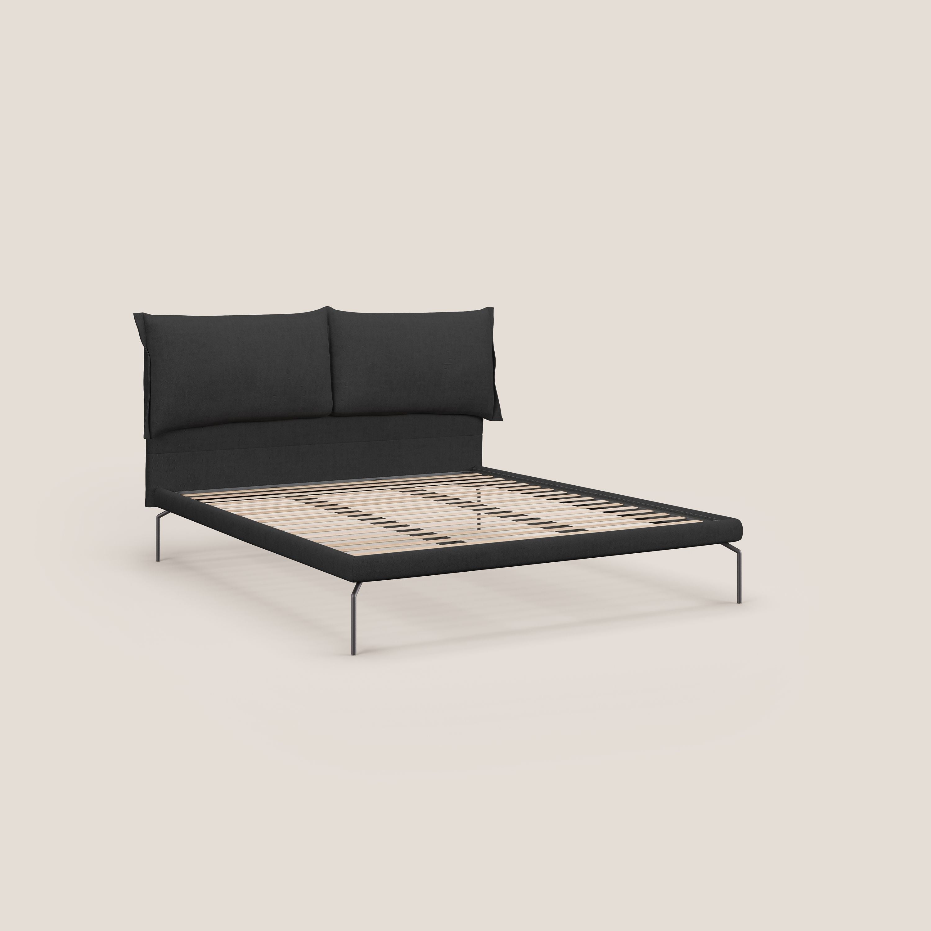 Bice letto imbottito con cuscini e piedi alti in metallo in tessuto impermeabile T02 nero - divitt.sbs