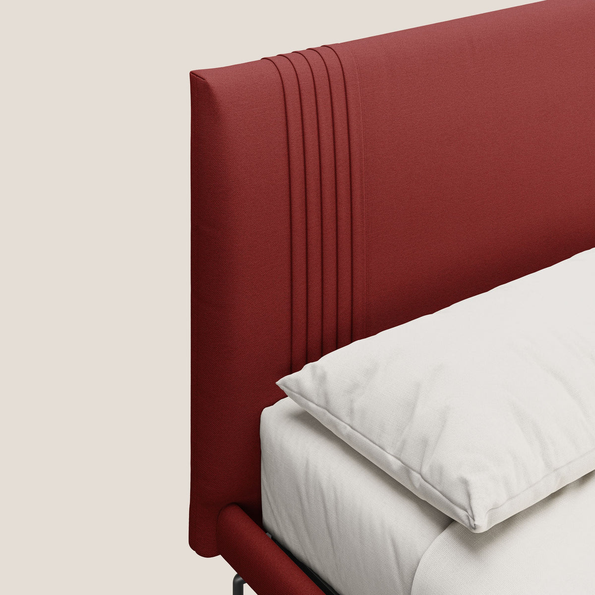 Finn letto imbottito con piedi alti in metallo in tessuto smacchiabile T05 rosso - divitt.sbs