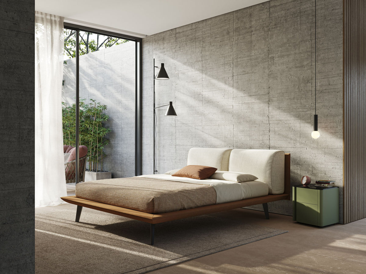 Petra letto di design bicolore con cuscini in piuma, piedini in mogano e tessuto impermeabile bicolore T11 e T06 cuoio - panna - divitt.sbs