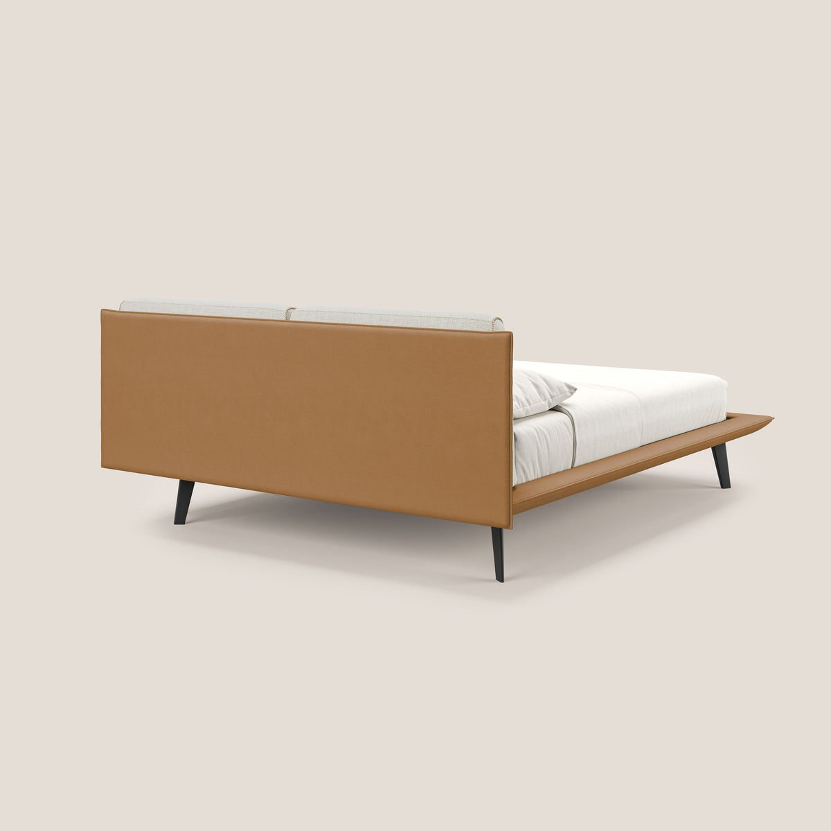 Petra letto di design bicolore con cuscini in piuma, piedini in mogano e tessuto impermeabile bicolore T11 e T06 cuoio - panna - divitt.sbs