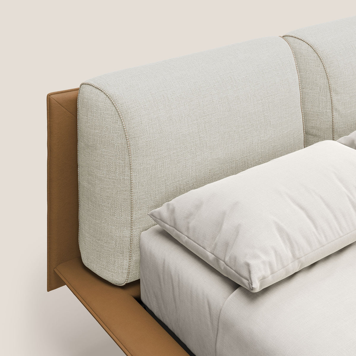 Petra letto di design bicolore con cuscini in piuma, piedini in mogano e tessuto impermeabile bicolore T11 e T06 cuoio - panna - divitt.sbs