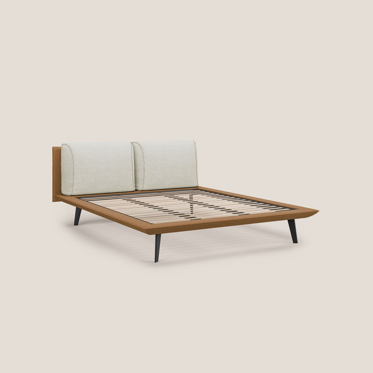 Petra letto di design bicolore con cuscini in piuma, piedini in mogano e tessuto impermeabile bicolore T11 e T06 cuoio - panna - divitt.sbs