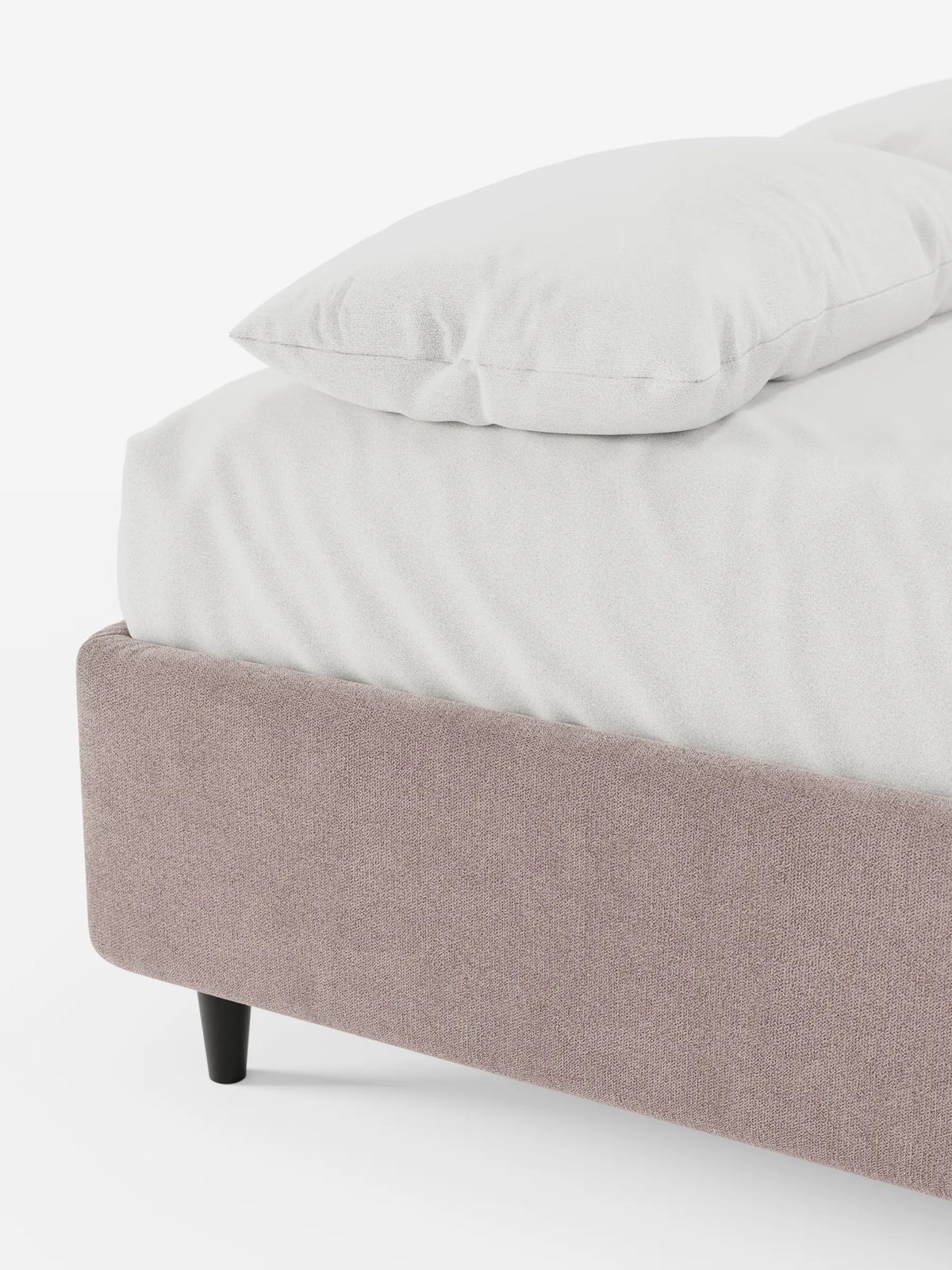 Letto ERON con rete imbottita e contenitore, rivestito in tessuto impermeabile certificato Oeko-Tex color malva testurizzato, con lenzuolo e cuscino bianchi, sostenuto da corte gambe cilindriche scure su uno sfondo bianco sporco.
